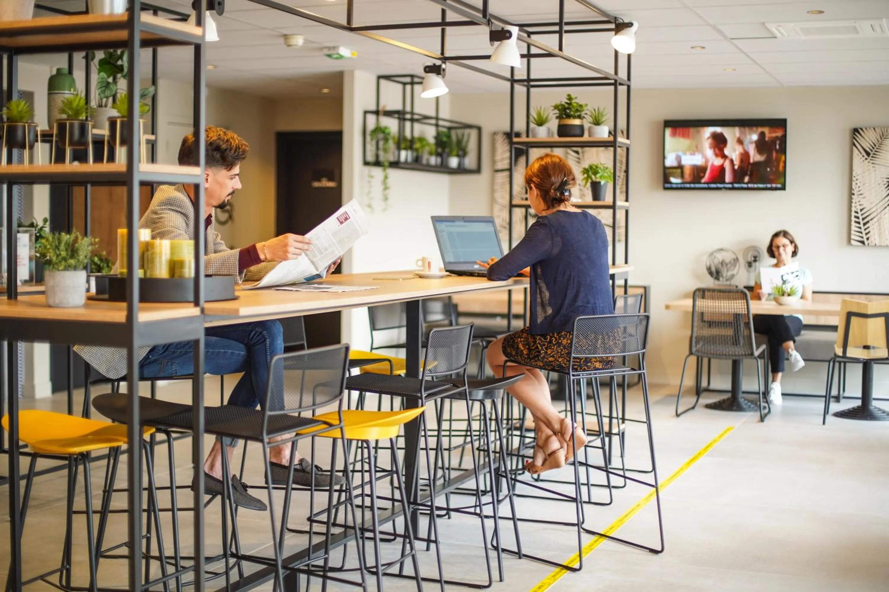 Communal lounge/ TV room in Ibis Tours Centre Giraudeau