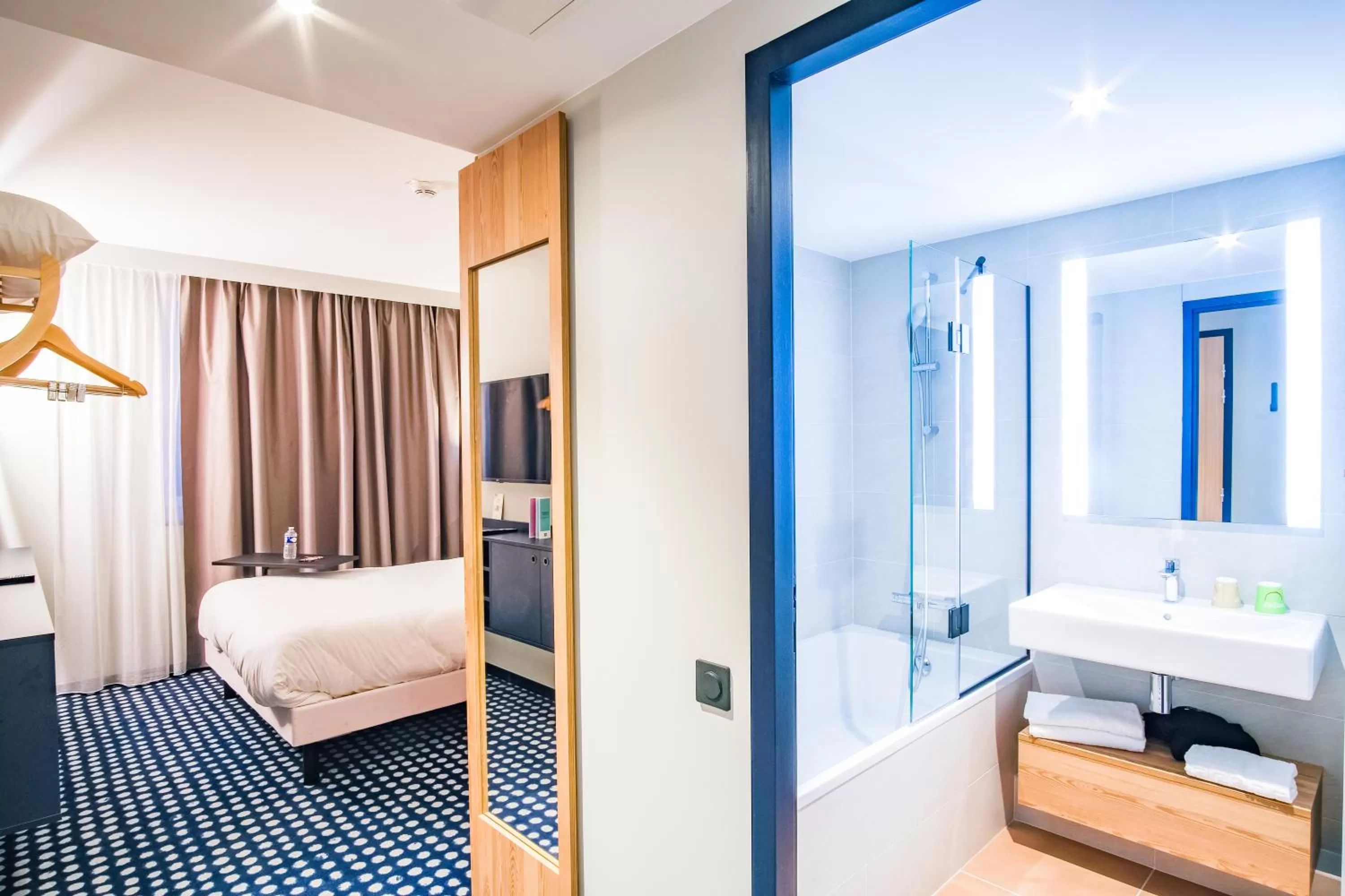 Bathroom, Bed in ibis Styles Albertville