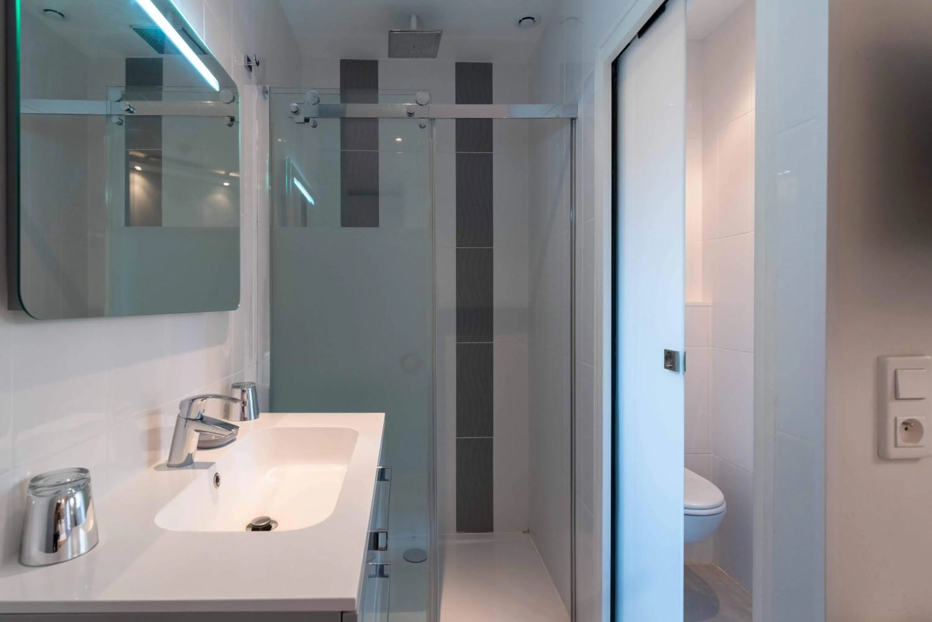 Bathroom in Makom Pereire