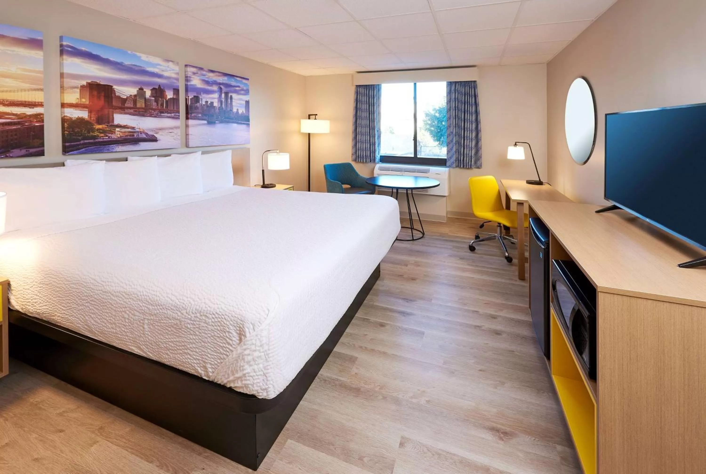 Photo of the whole room, Bed in Days Inn by Wyndham Parsippany