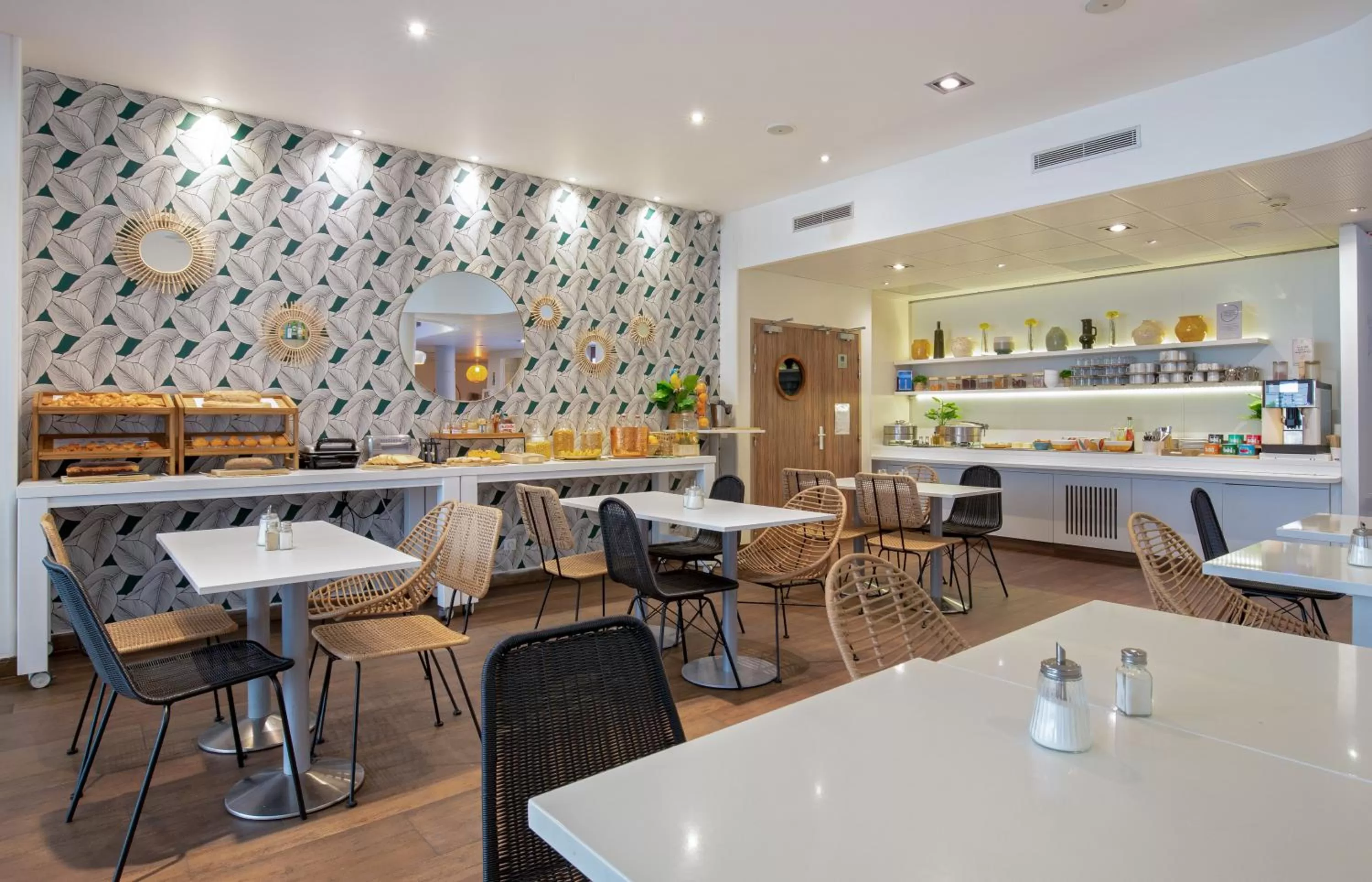 Breakfast in Novotel Suites Perpignan Centre - Grandes Suites & Confort Centre-Ville