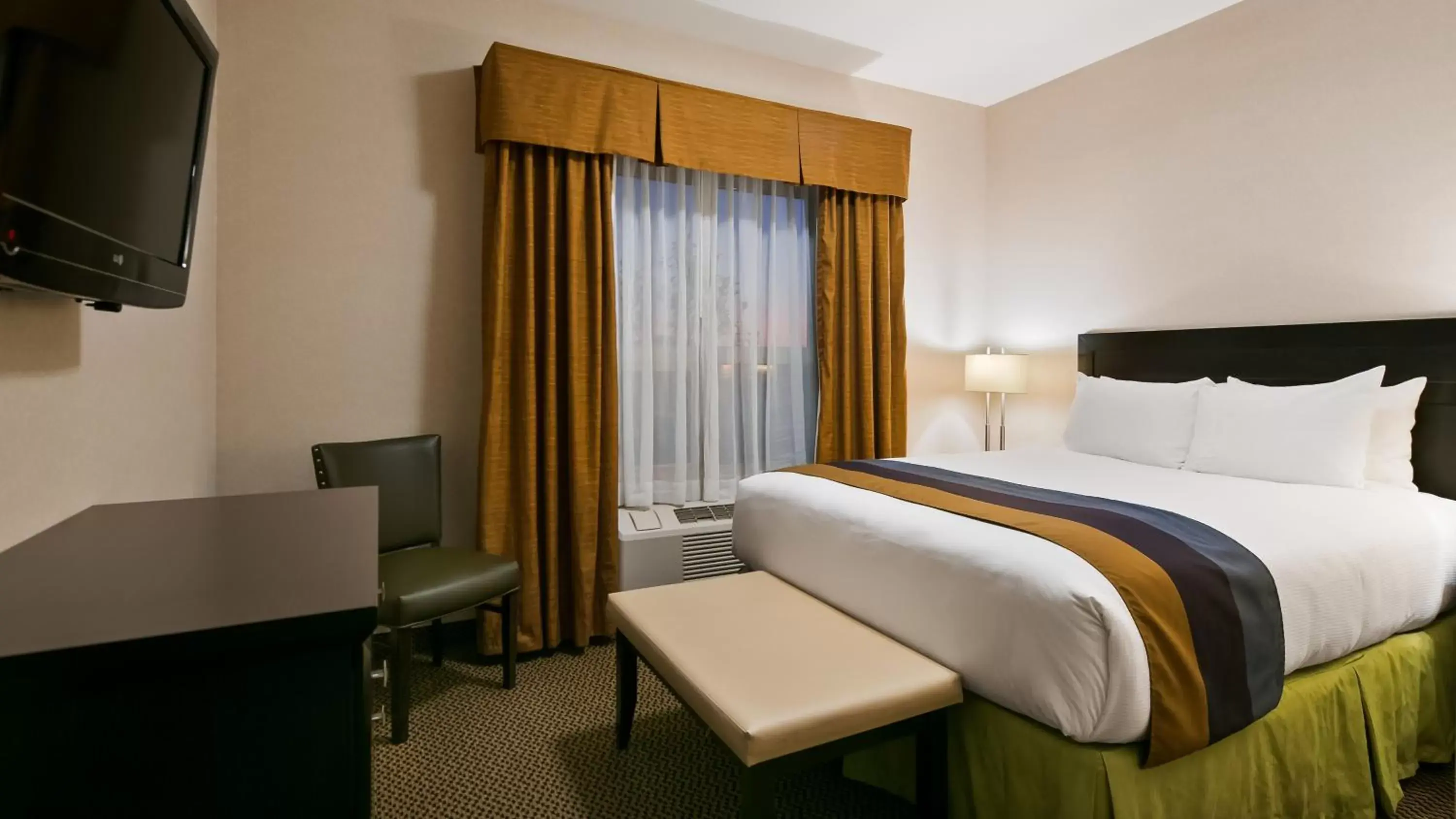 Bed in Best Western Wainwright Inn & Suites
