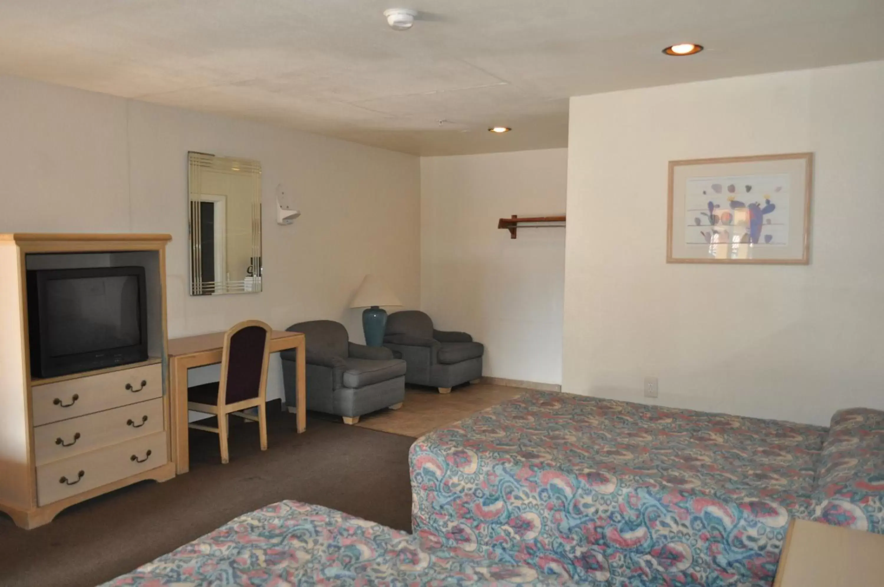 Bed, TV/Entertainment Center in California Suites Motel