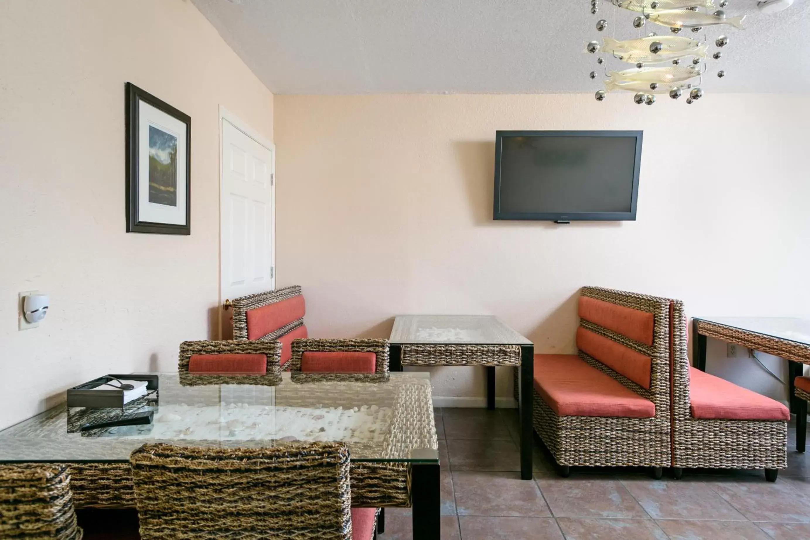 Communal lounge/ TV room, TV/Entertainment Center in Royal Inn Beach Hutchinson Island