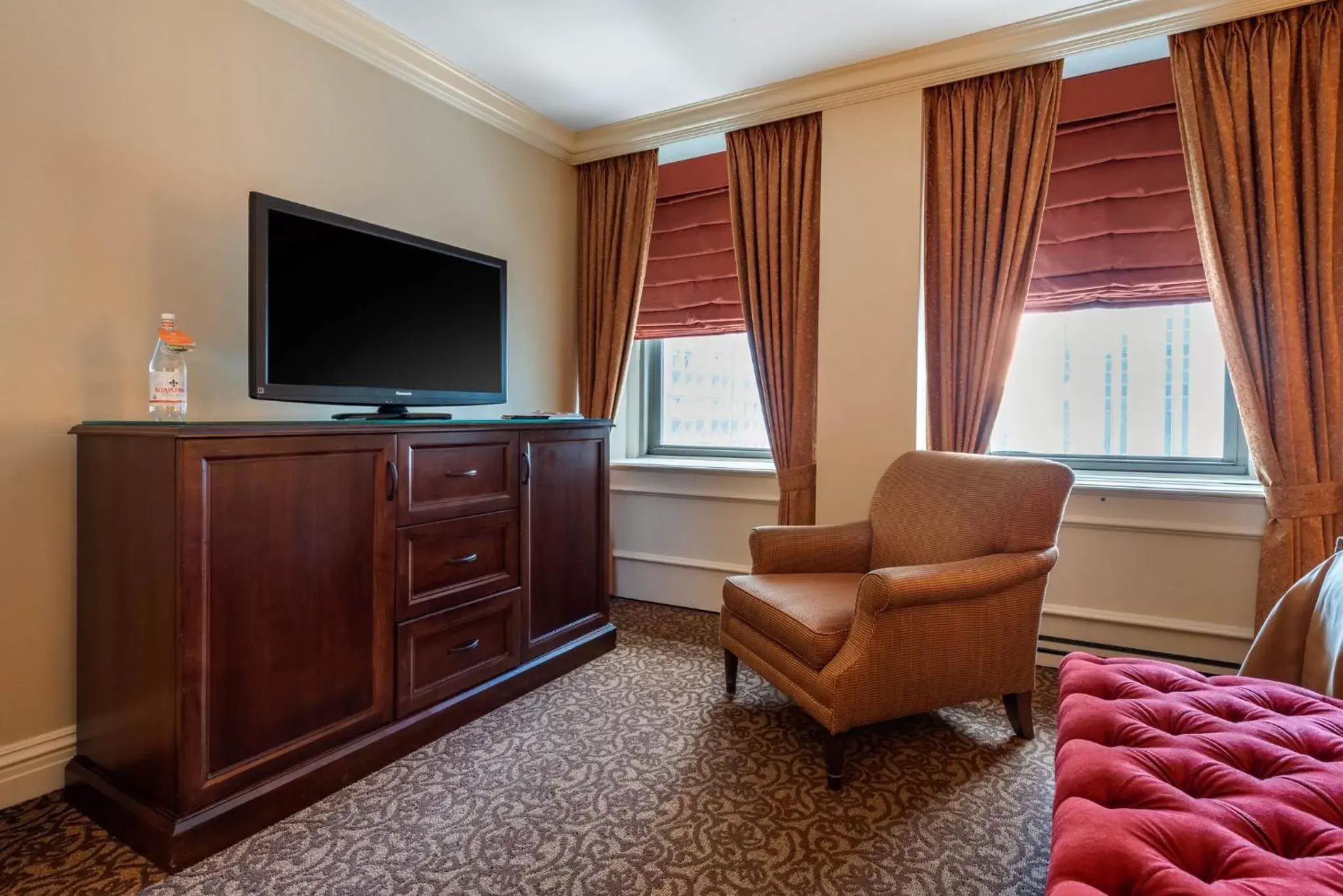 Photo of the whole room, TV/Entertainment Center in Omni William Penn Hotel