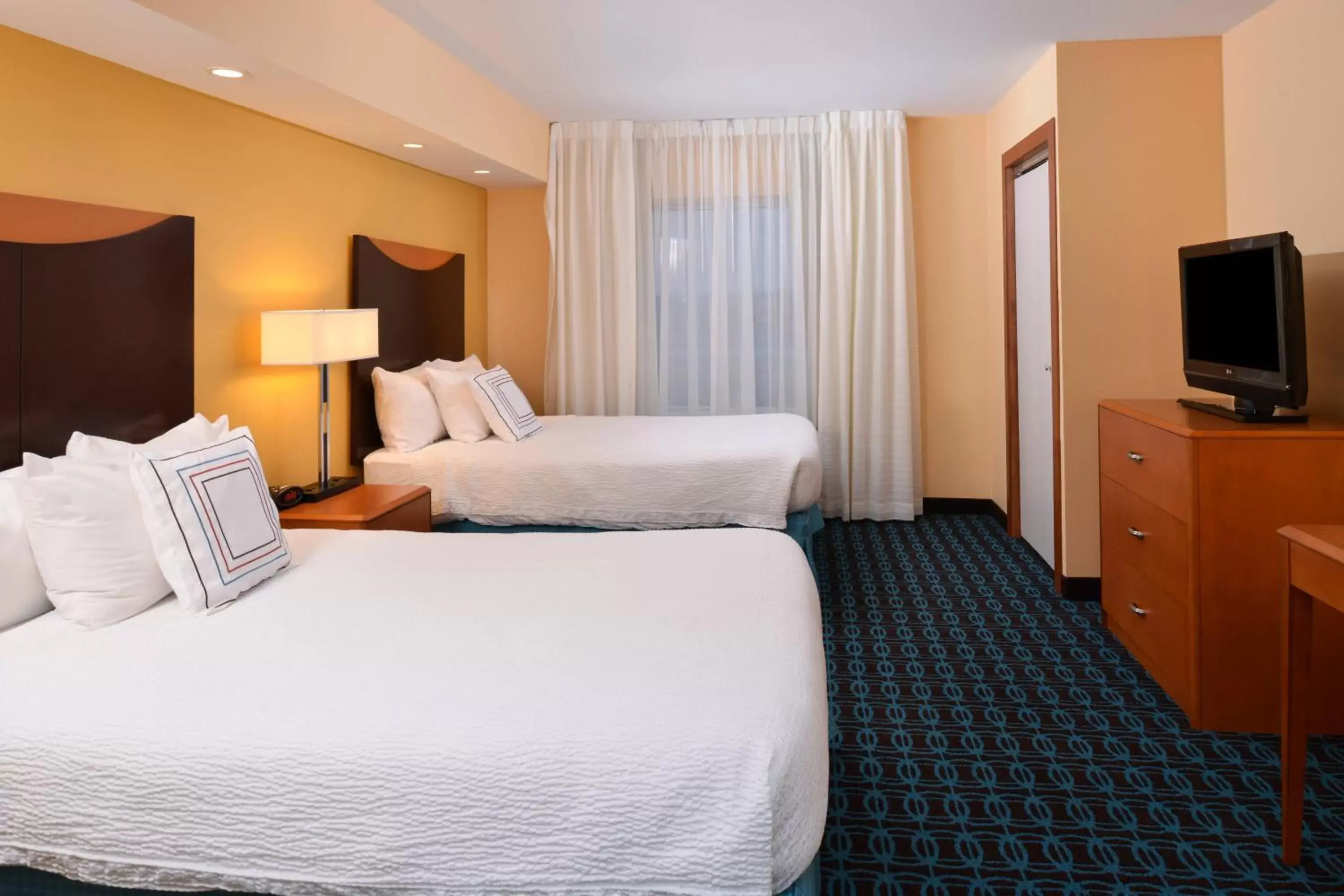 Photo of the whole room, Bed in Fairfield Inn and Suites by Marriott Fort Wayne