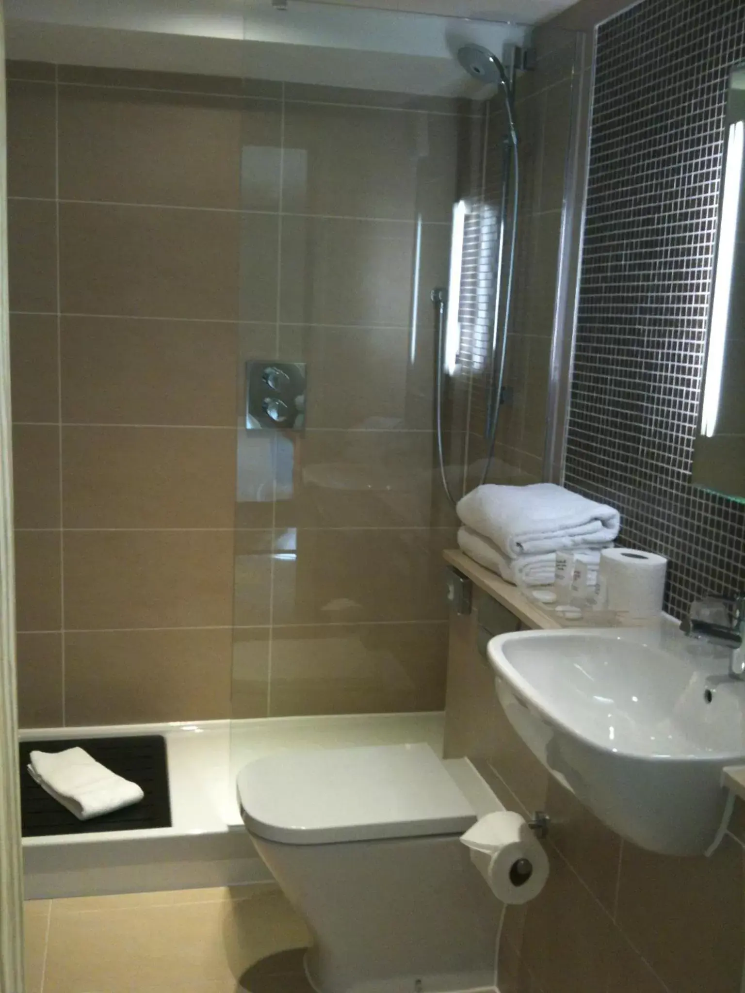 Bathroom in Quy Mill Hotel & Spa, Cambridge