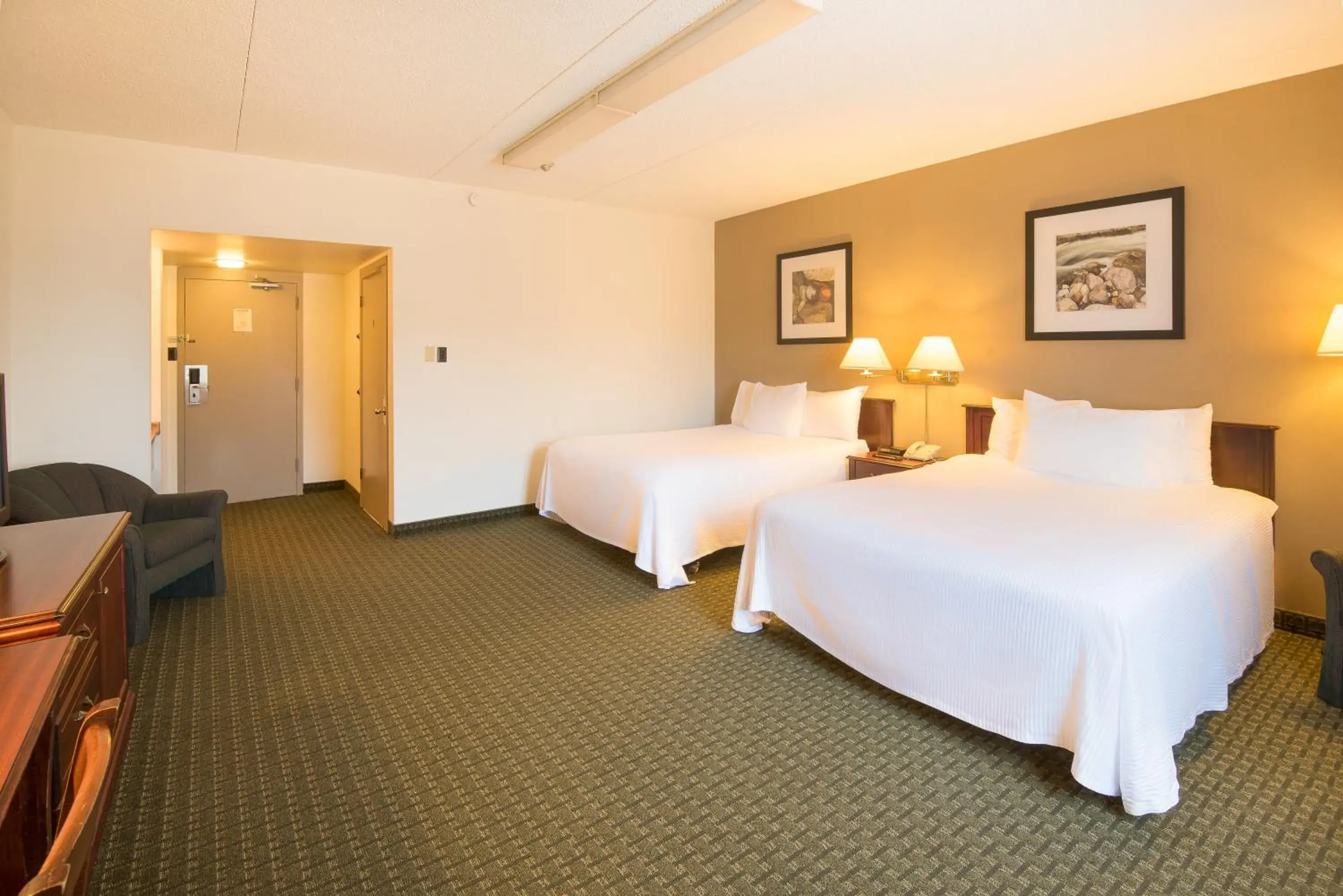 Photo of the whole room, Bed in Ramada by Wyndham Thunder Bay Airlane Hotel