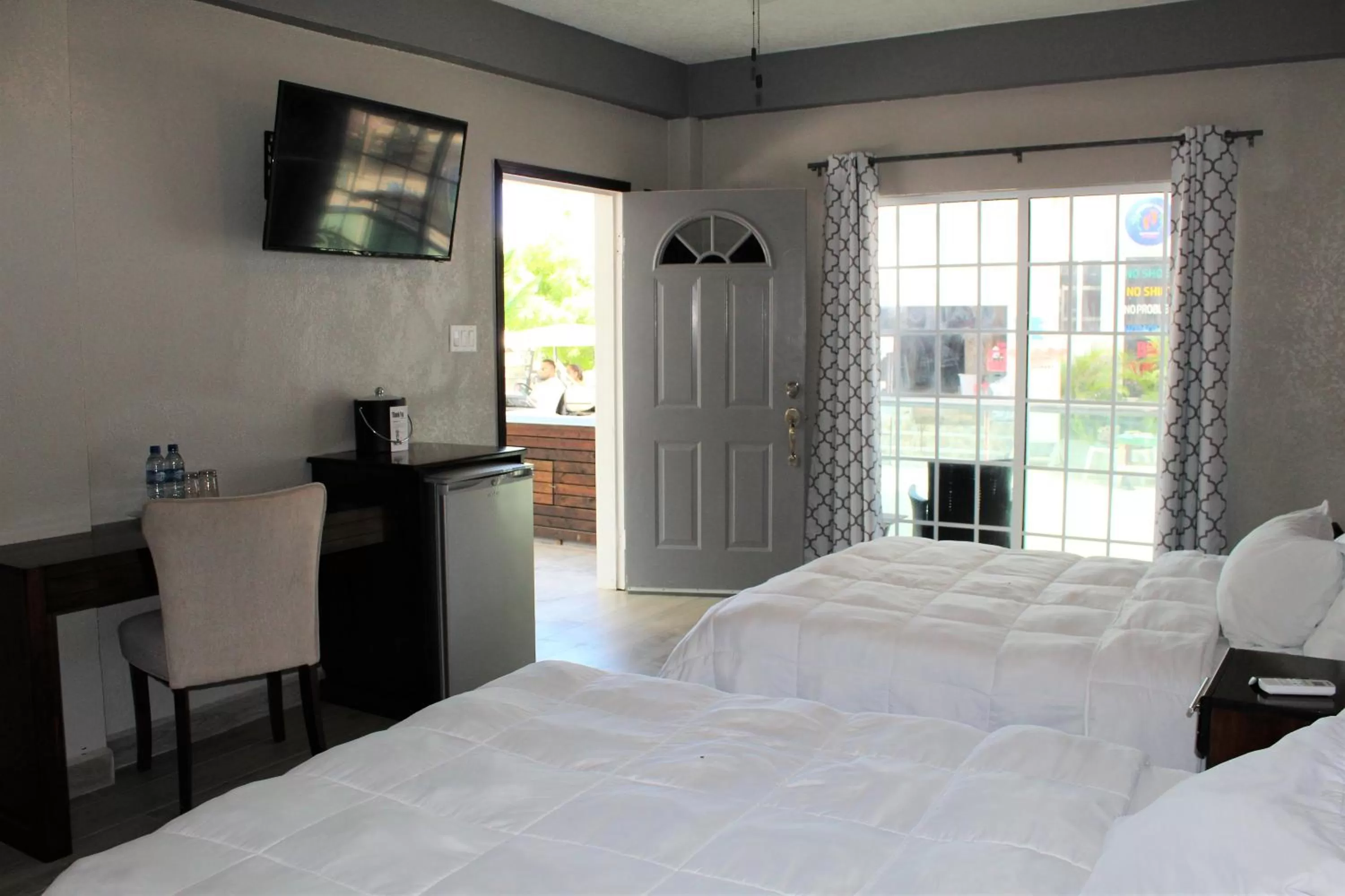 Photo of the whole room, Bed in Barefoot Caye Caulker Hotel
