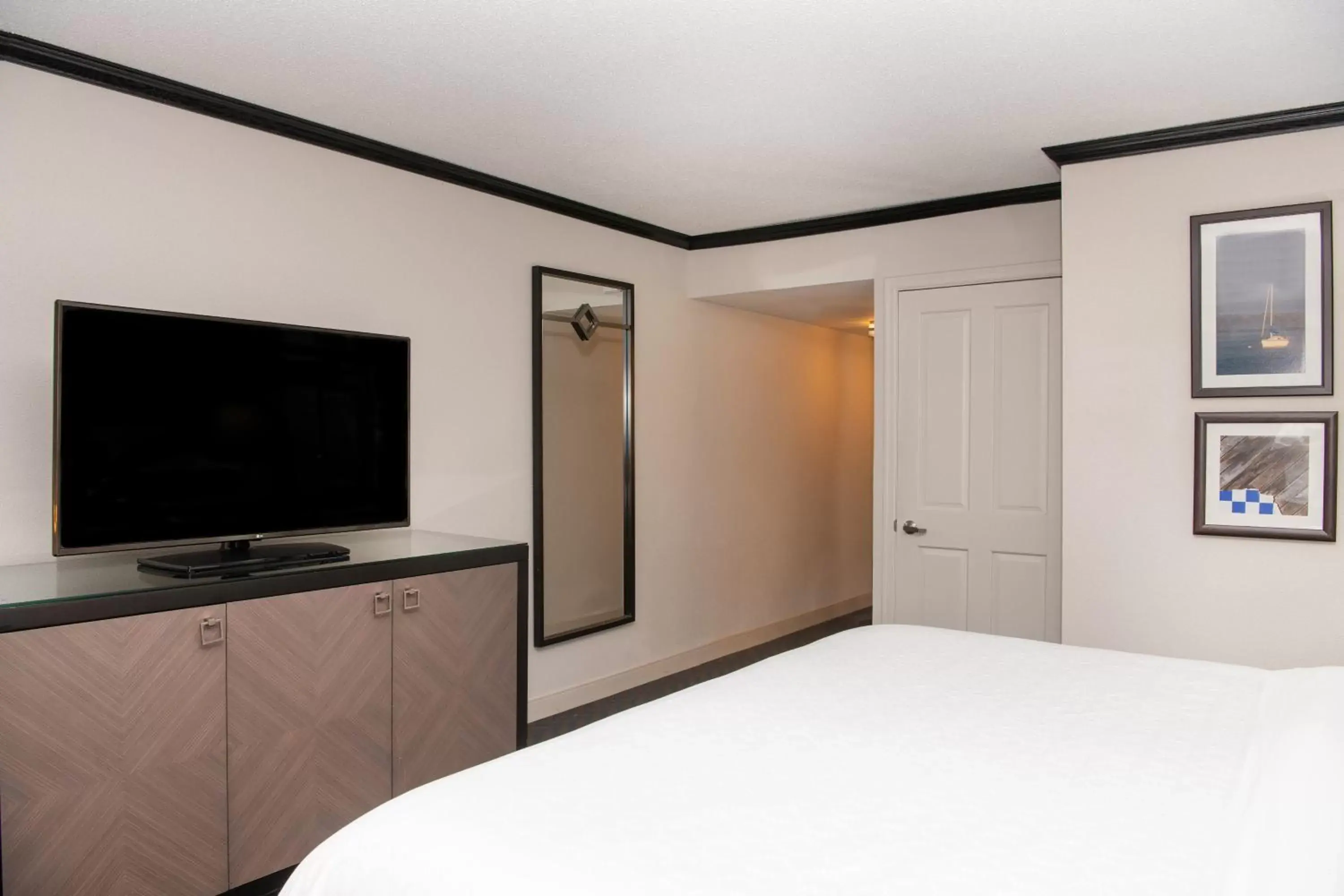 Bedroom, TV/Entertainment Center in Sheraton Minneapolis West Hotel