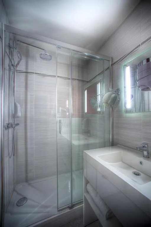 Bathroom in Hotel Central Parc Oyonnax