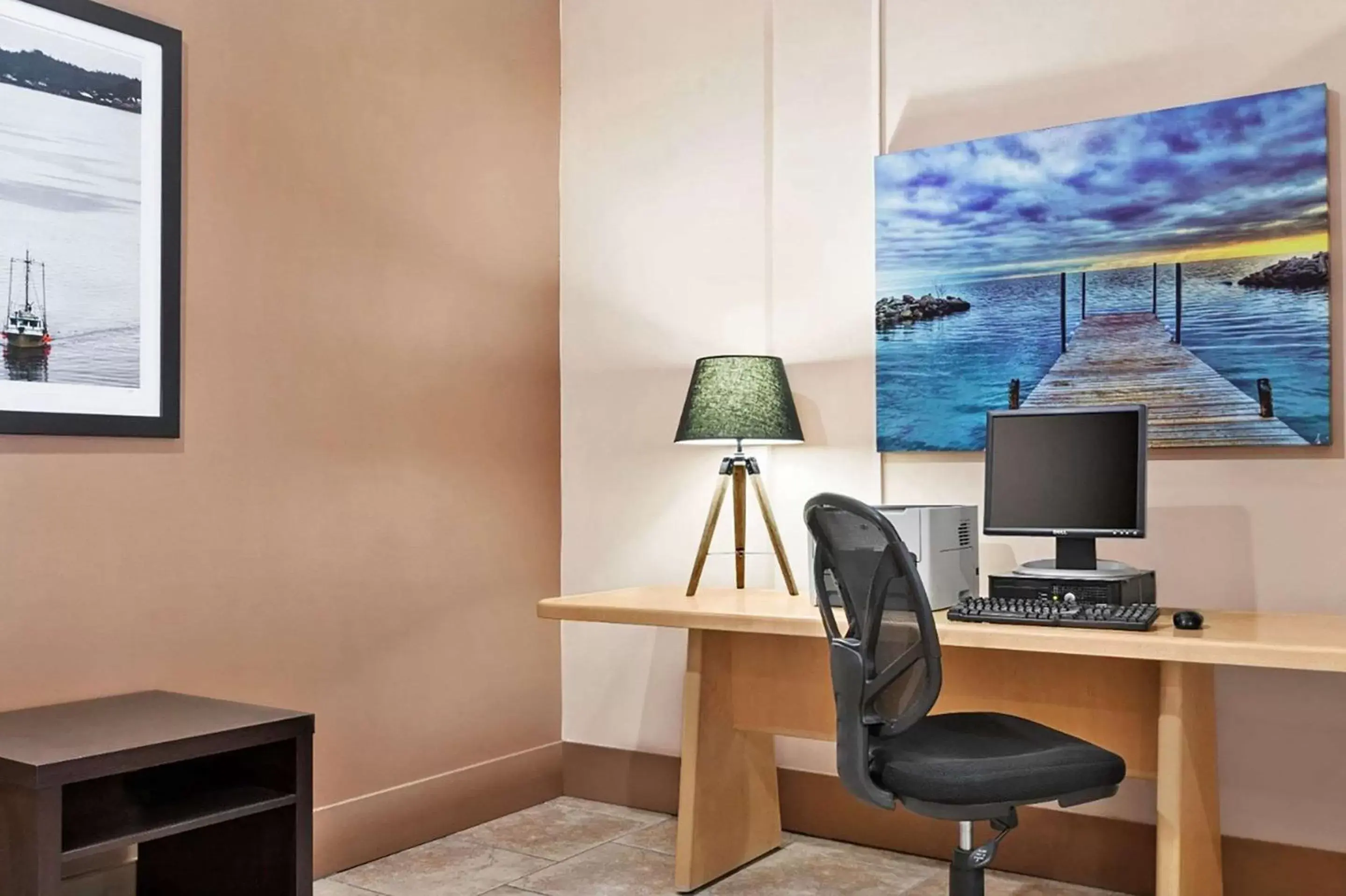 Business facilities, Business Area/Conference Room in Quality Inn & Suites