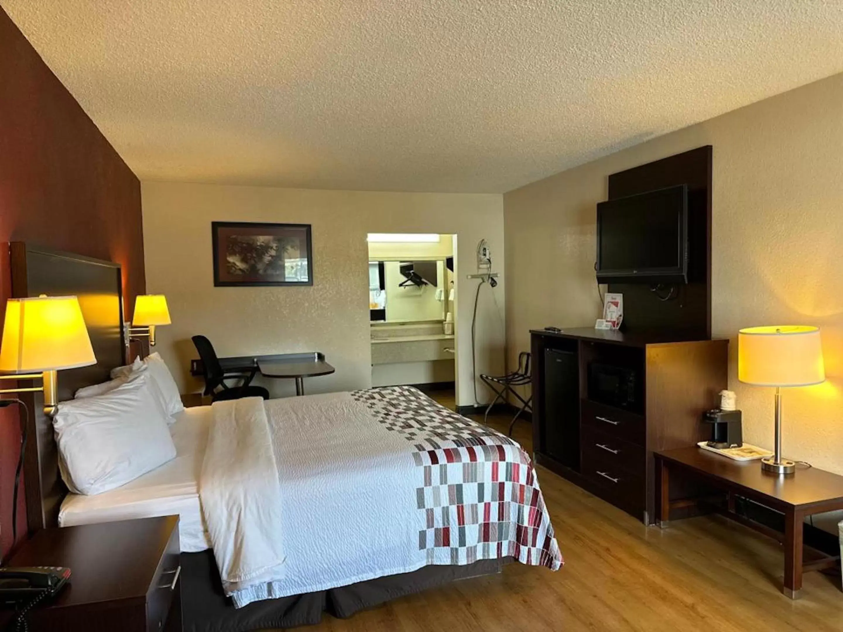 Photo of the whole room, TV/Entertainment Center in Red Roof Inn Fredericksburg South