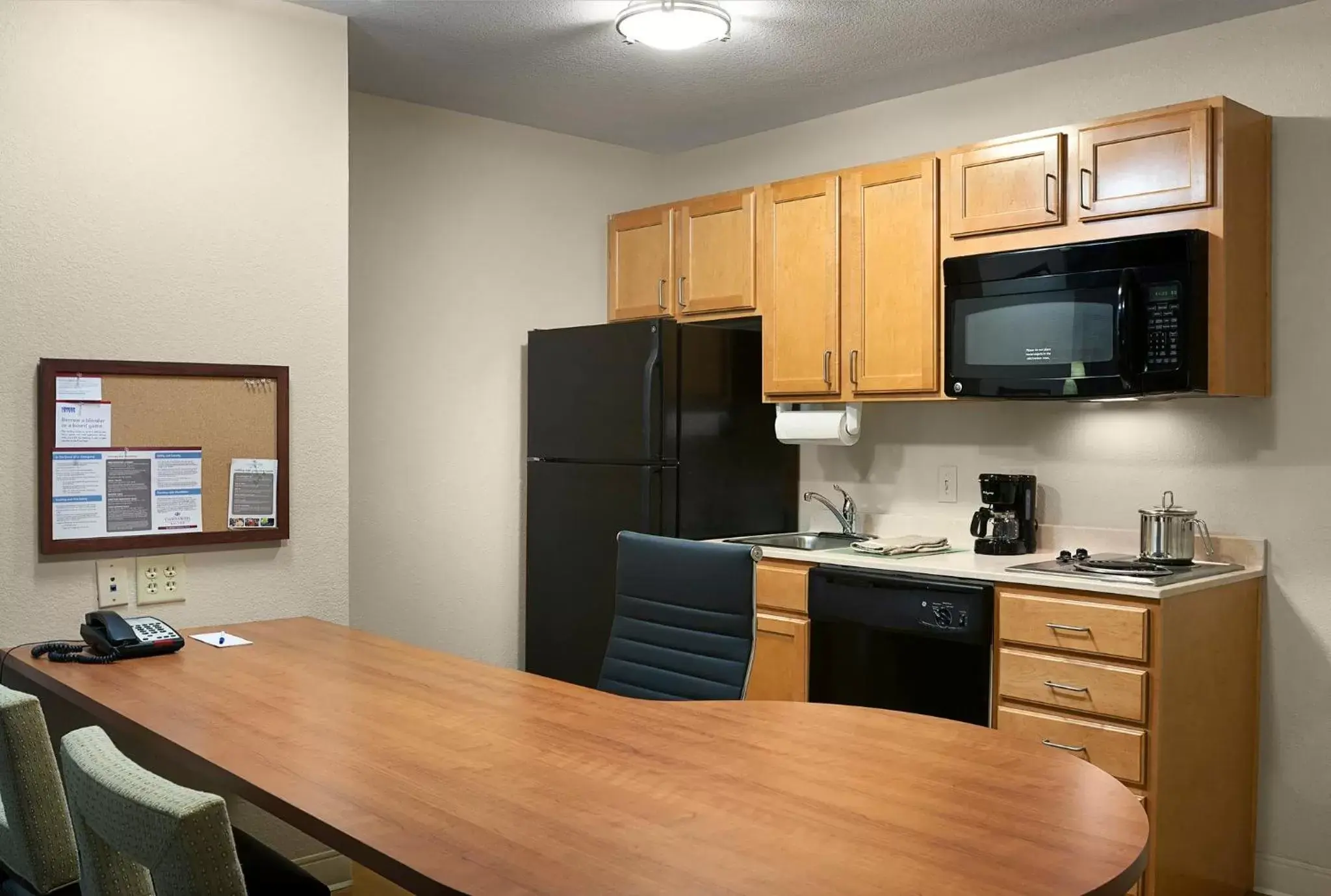Photo of the whole room, Kitchen/Kitchenette in Candlewood Suites Savannah Airport, an IHG Hotel