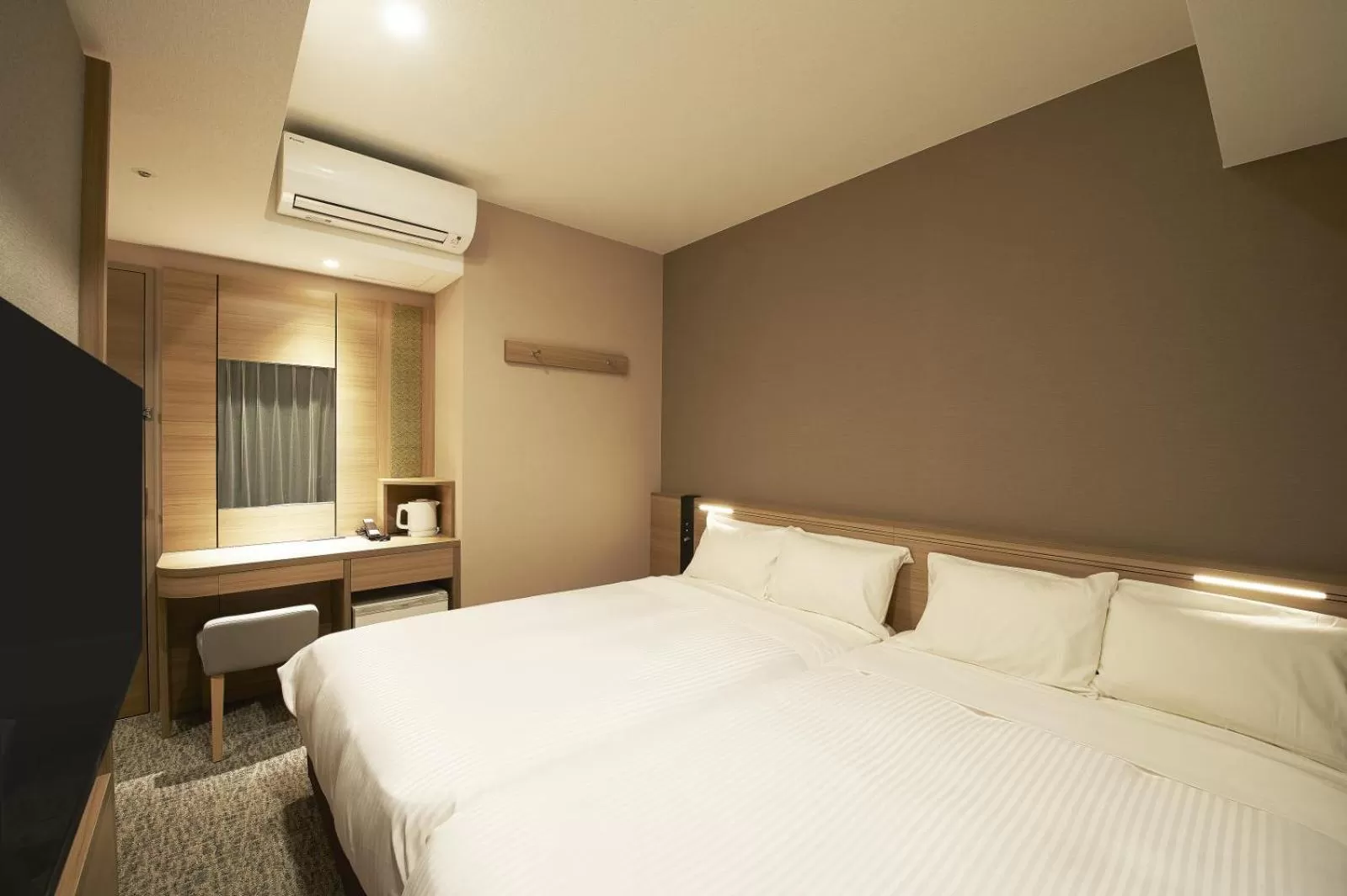 Photo of the whole room, Bed in Sotetsu Fresa Inn Tokyo Kanda