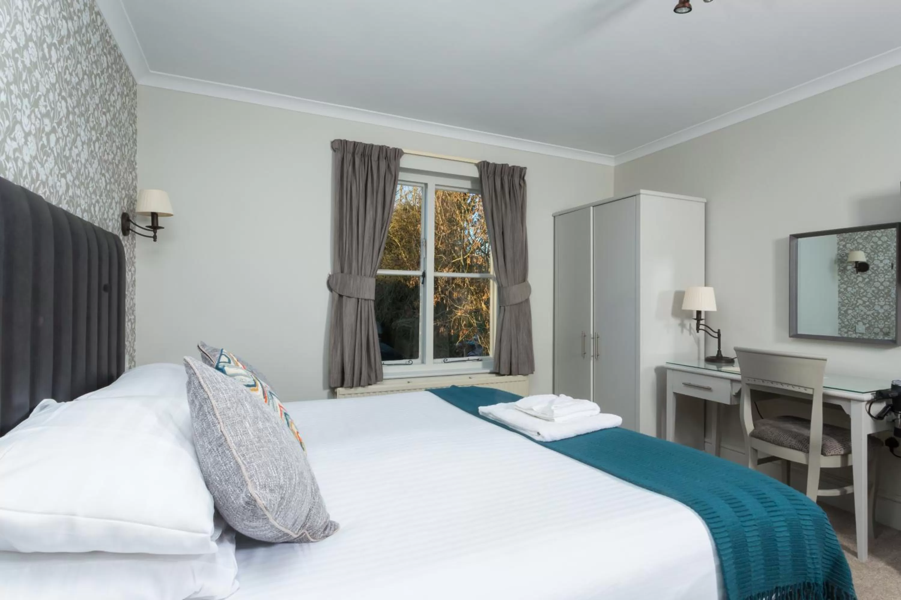 Bedroom, Bed in The Dog & Bear Hotel