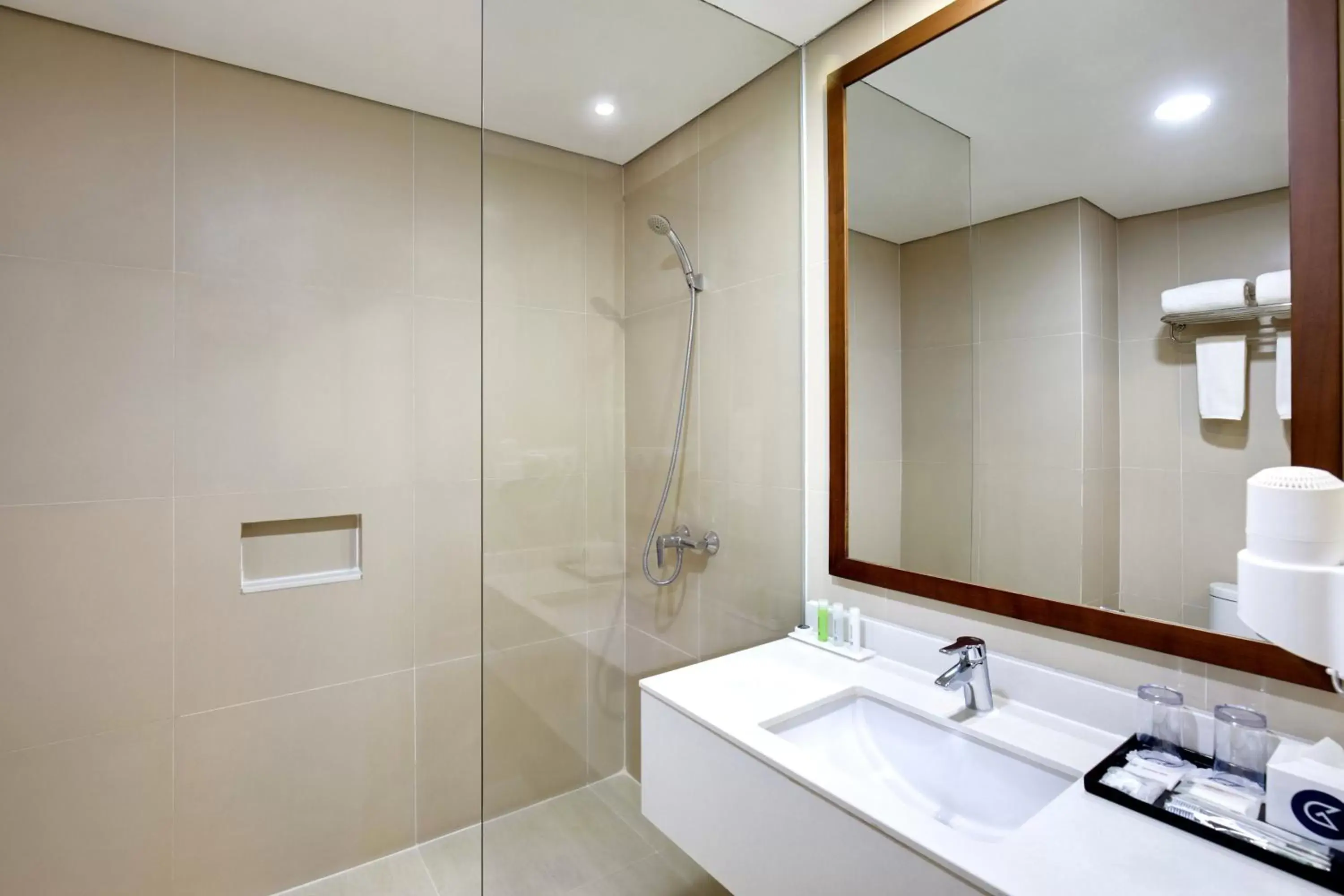 Shower, Bathroom in Golden Tulip Pontianak