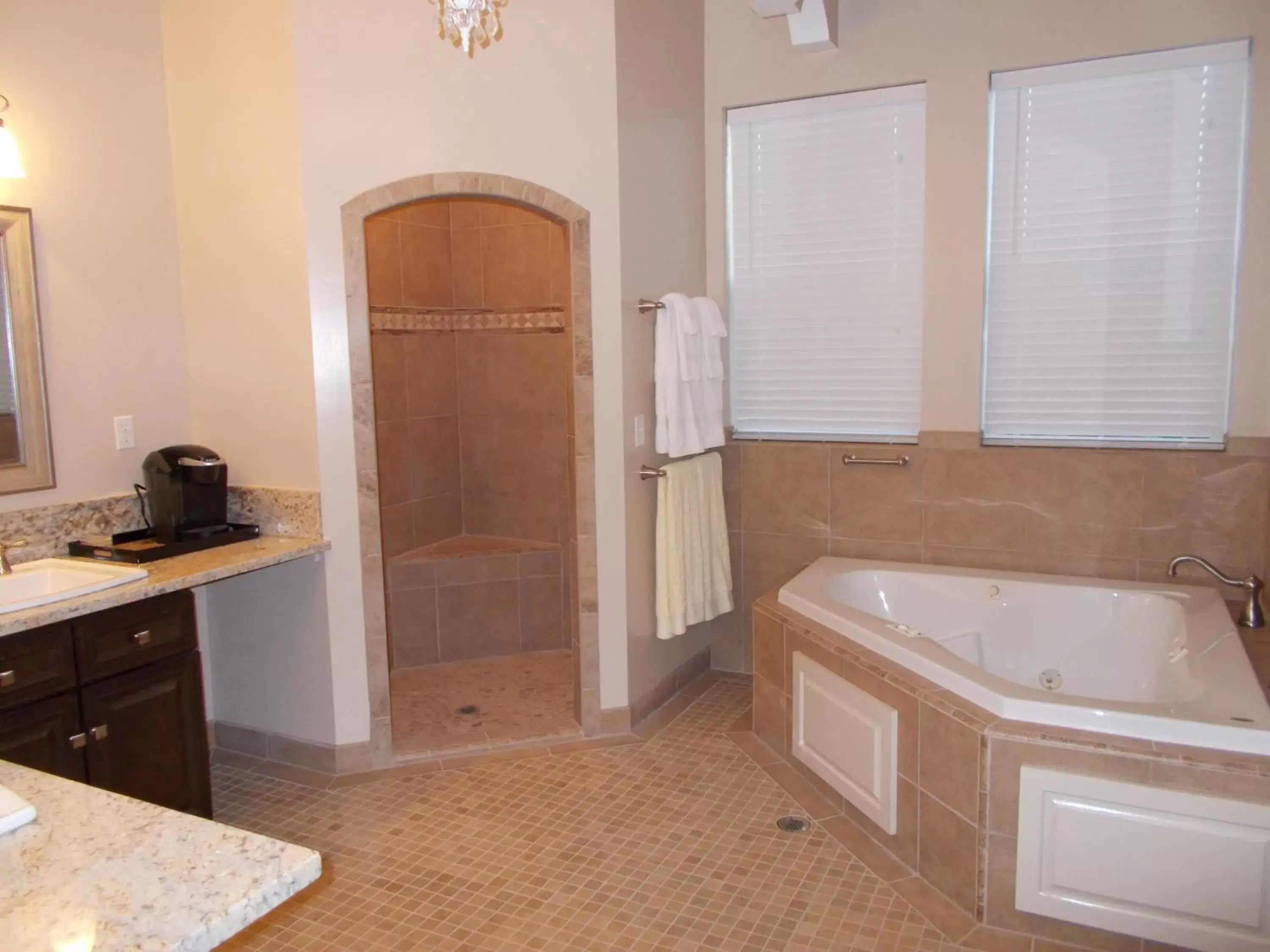 Hot Tub, Bathroom in The Inn at 161