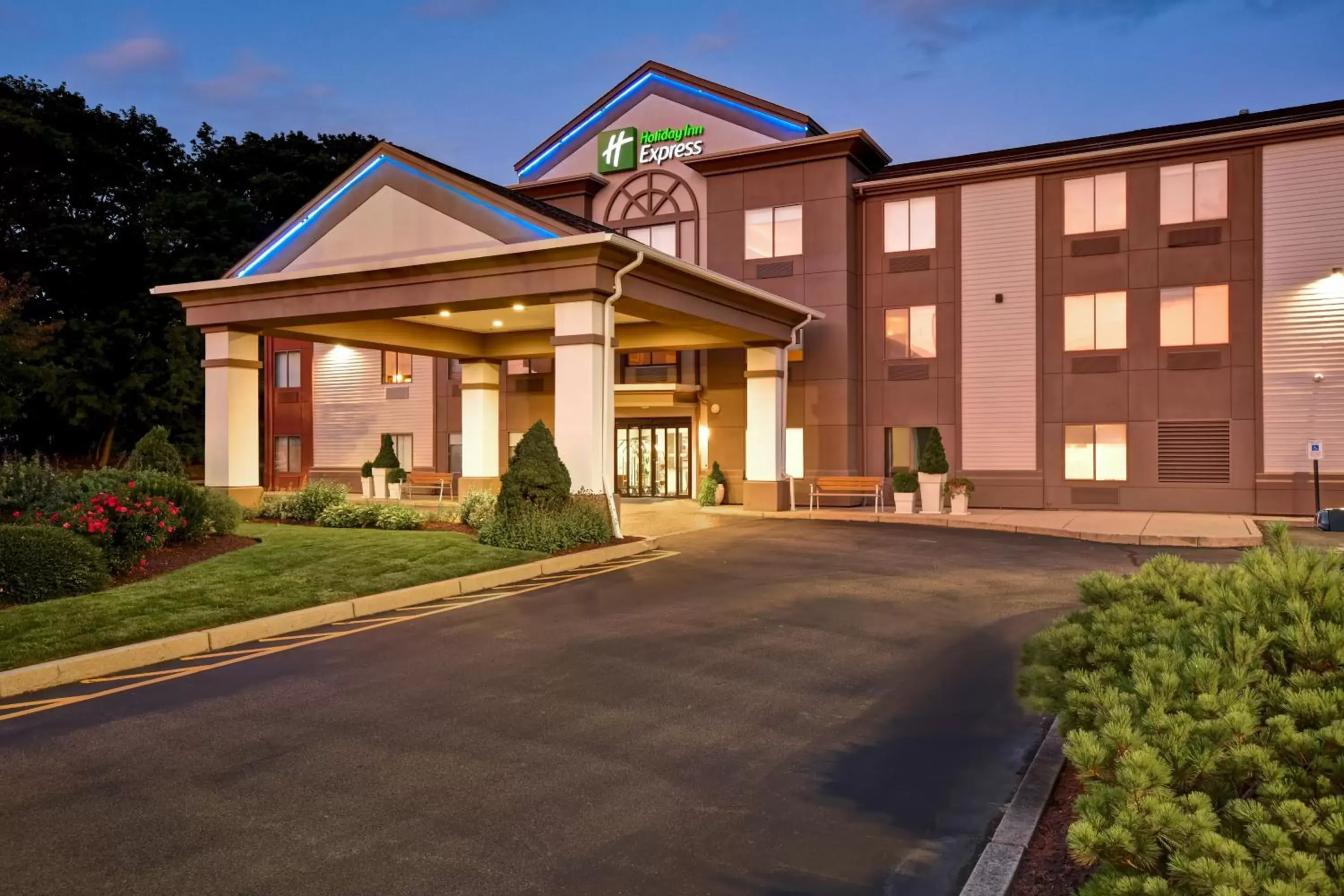 Property Building in Holiday Inn Express Newport North - Middletown, an IHG Hotel