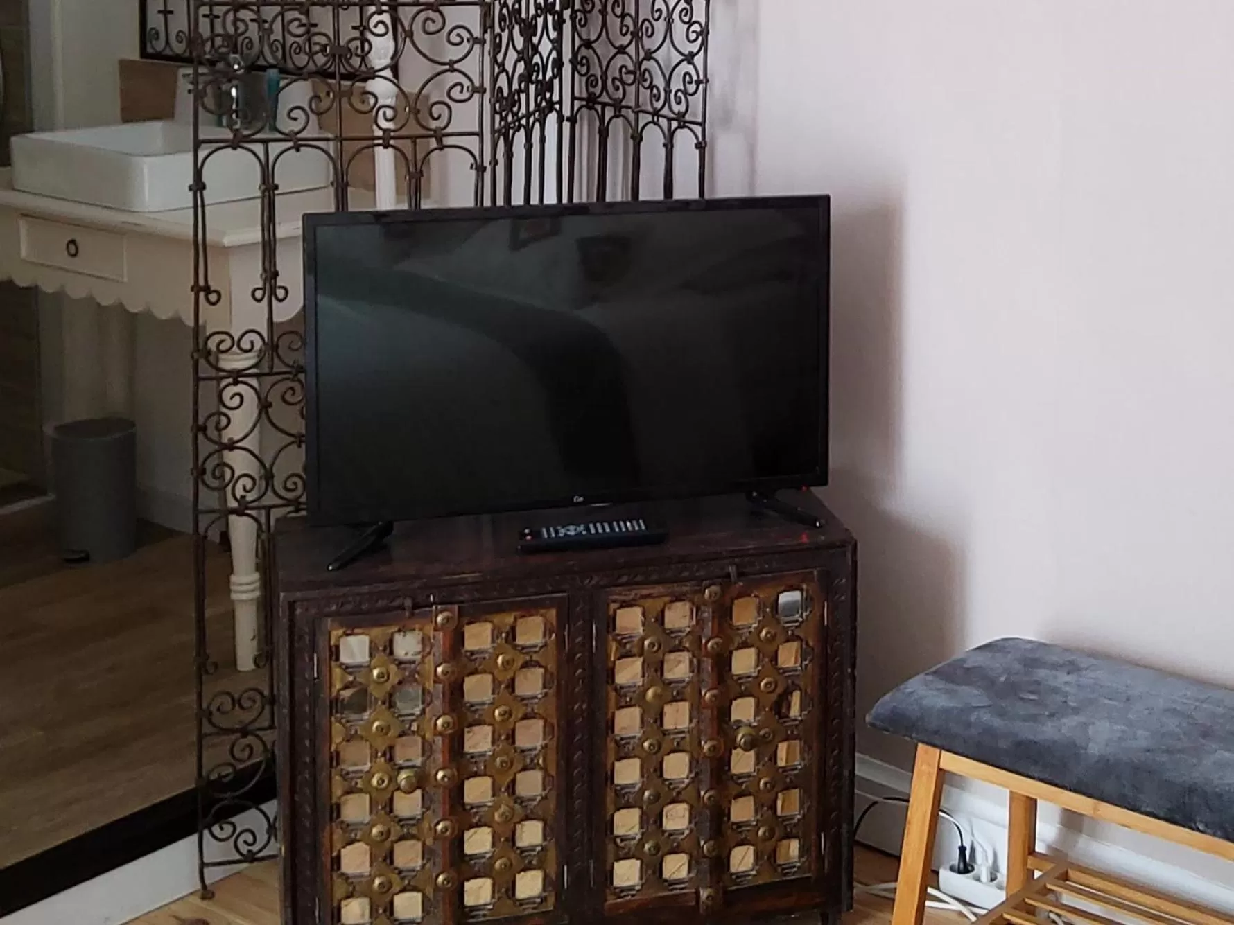 TV and multimedia, TV/Entertainment Center in Le 9 en Cuisine