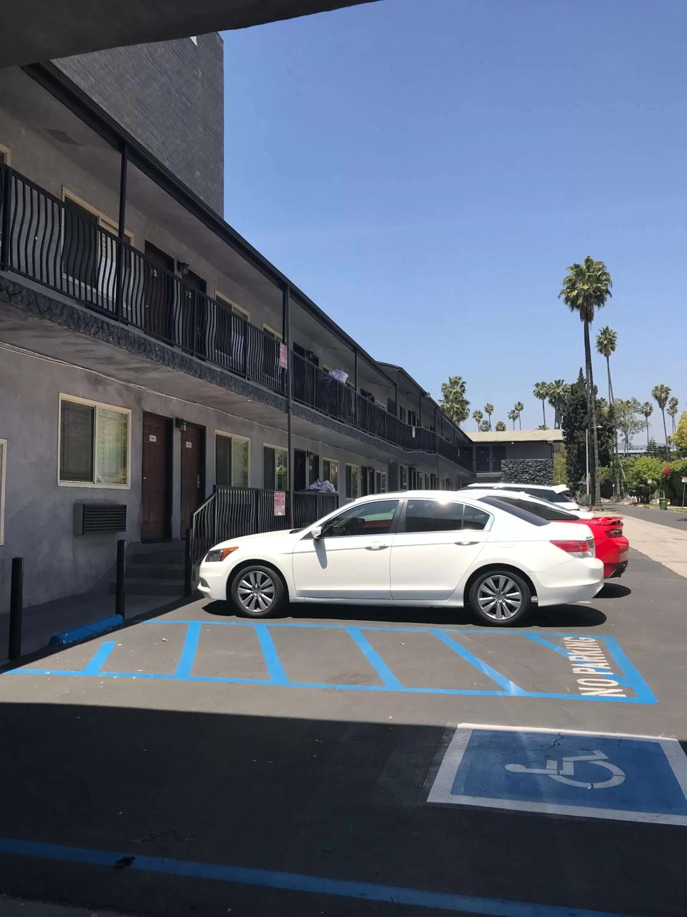 Hollywood Palms Inns & Suites