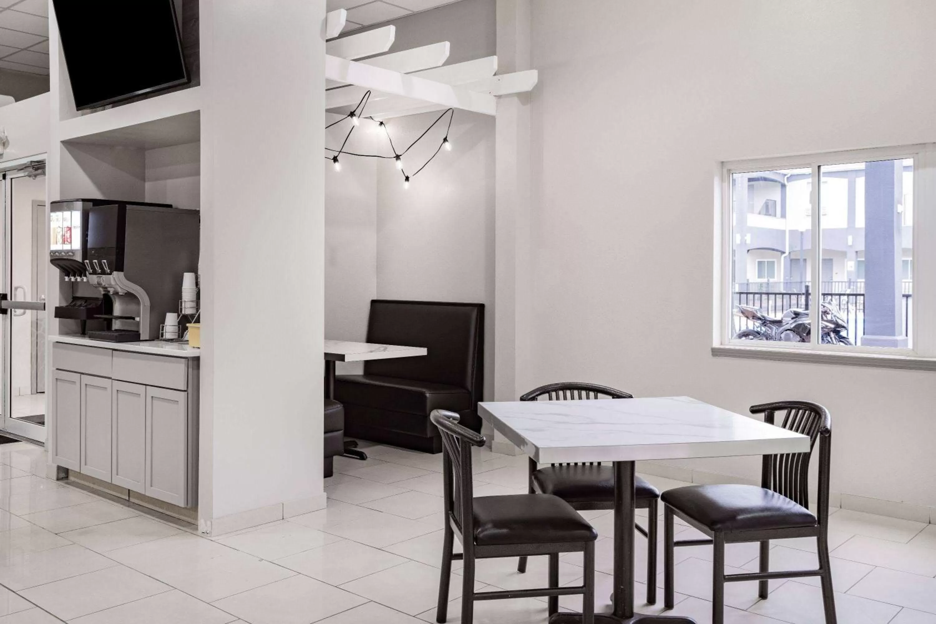 Breakfast in Days Inn & Suites by Wyndham Niagara Falls/Buffalo