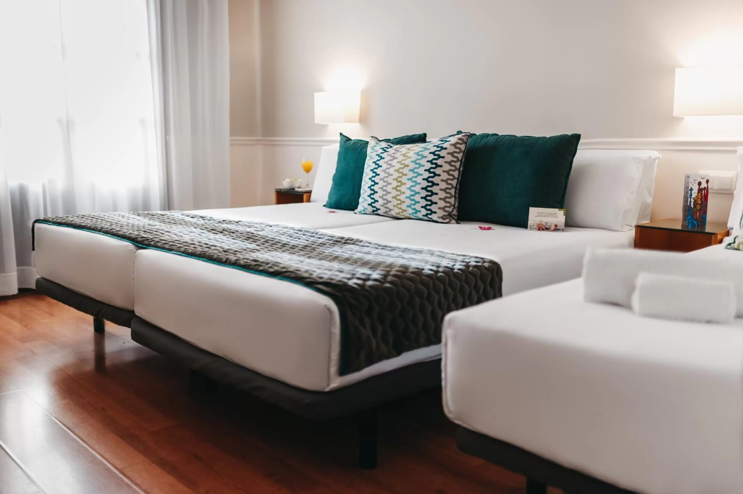 Photo of the whole room, Bed in Oriente Atiram Hotel