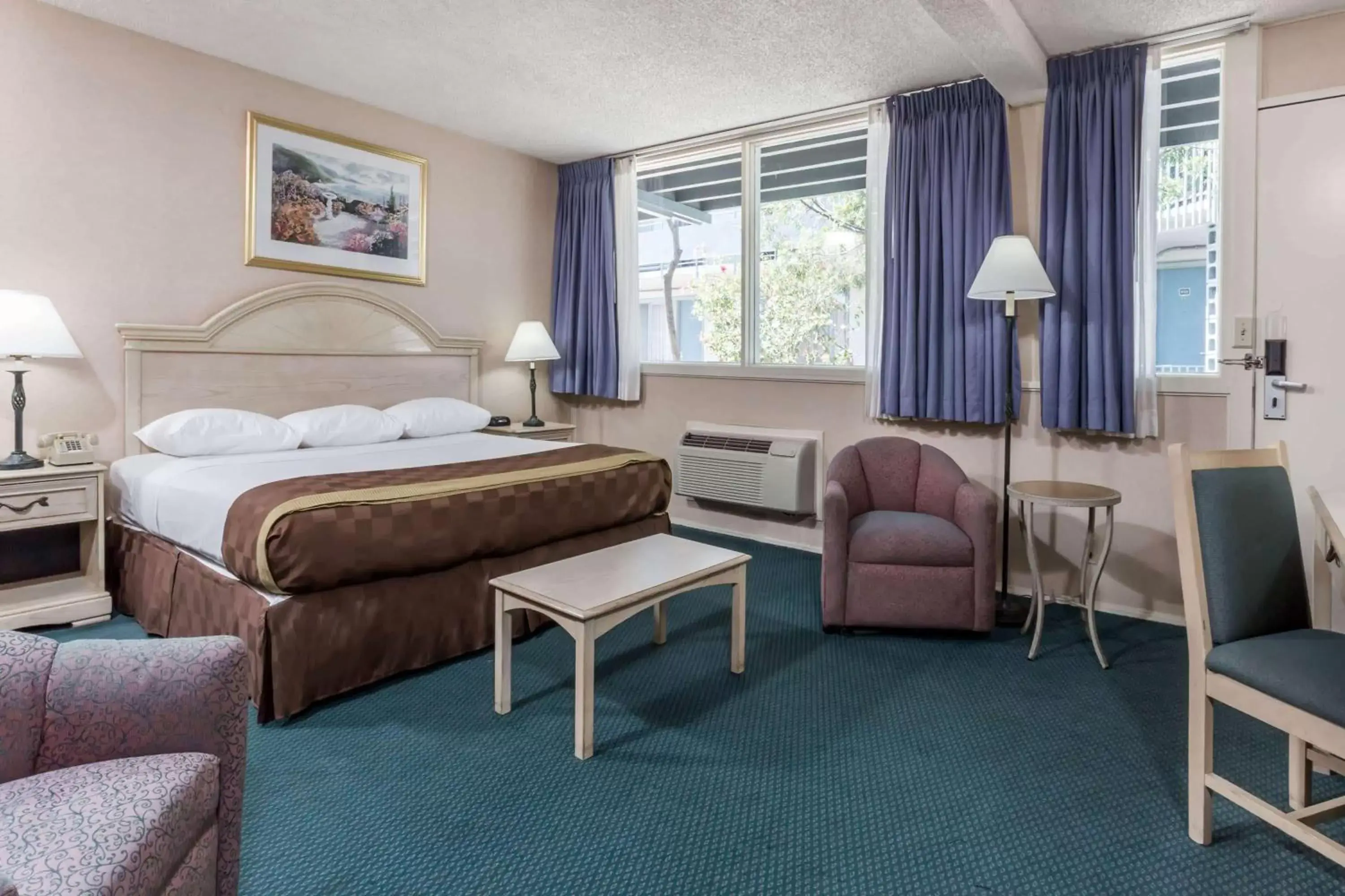 Photo of the whole room, Bed in Travelodge by Wyndham San Francisco Airport North