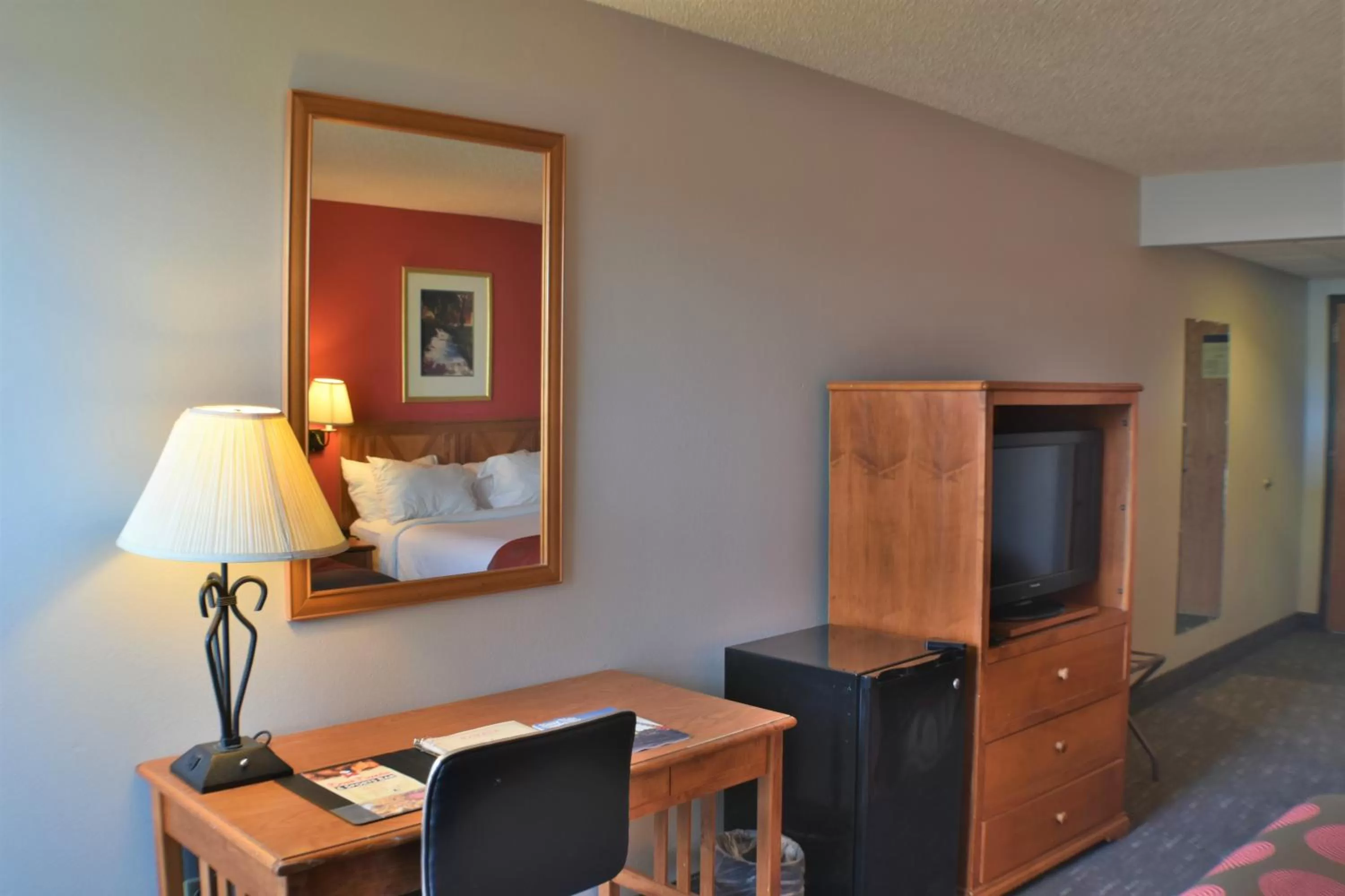 TV and multimedia in Ramada by Wyndham Sioux Falls Airport - Waterpark Resort & Event Center