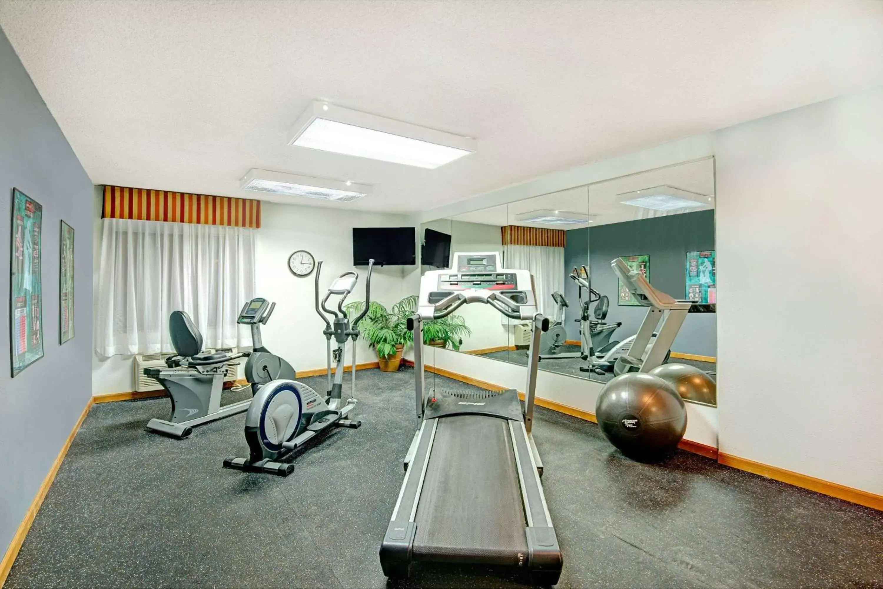 Fitness centre/facilities, Fitness Center/Facilities in Days Inn & Suites by Wyndham Kansas City - Royals Stadium