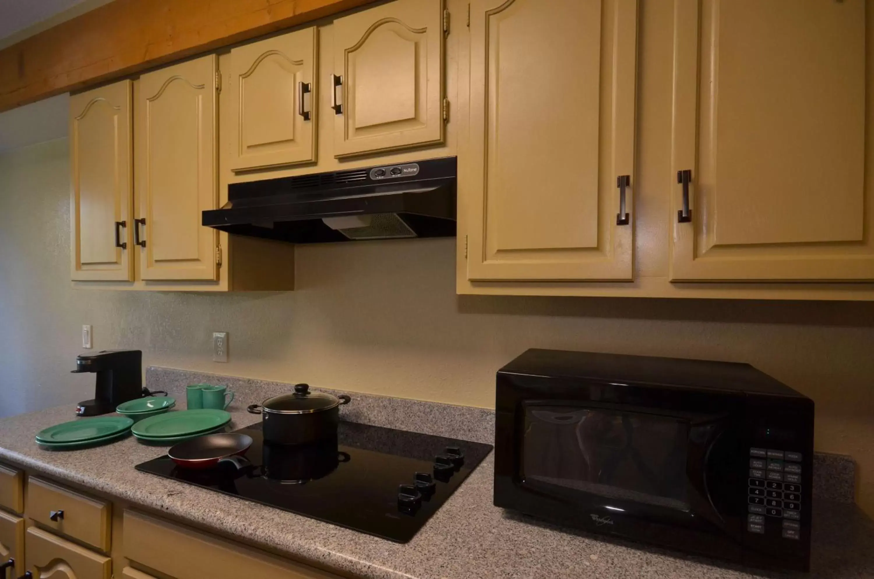 Kitchen or kitchenette, Kitchen/Kitchenette in Best Western The Inn & Suites Pacific Grove