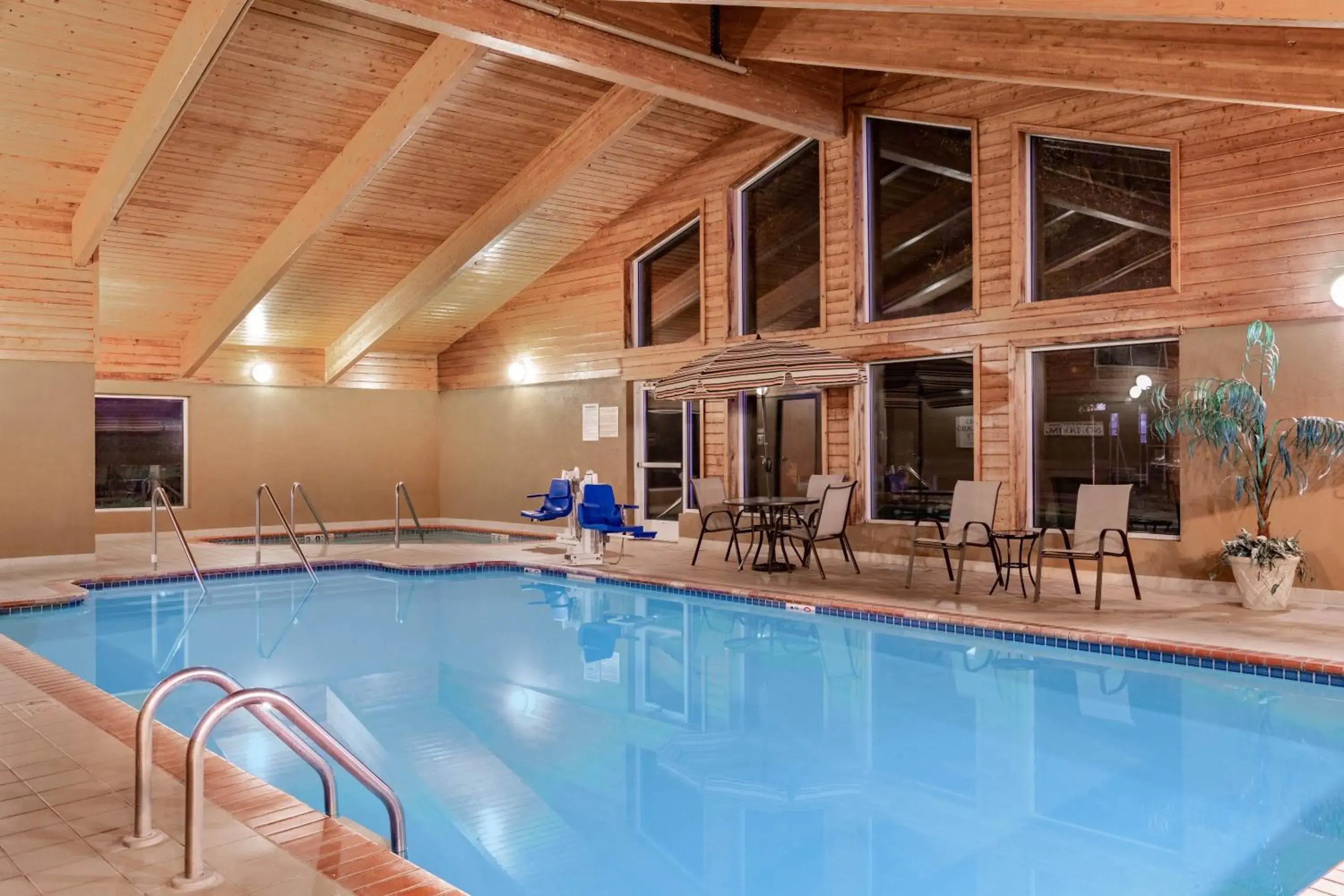 Swimming Pool in SureStay Plus Hotel by Best Western Litchfield