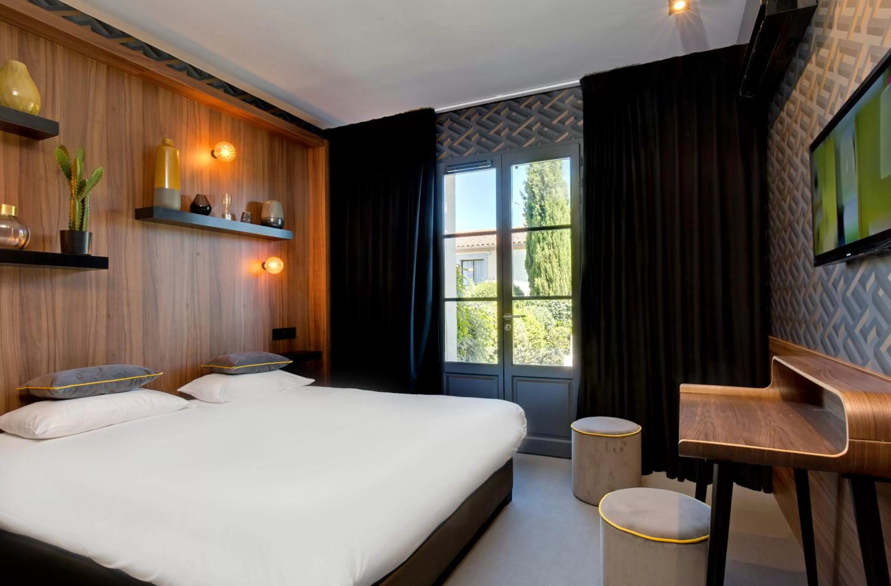 Photo of the whole room, Bed in Hôtel Montmorency & Spa