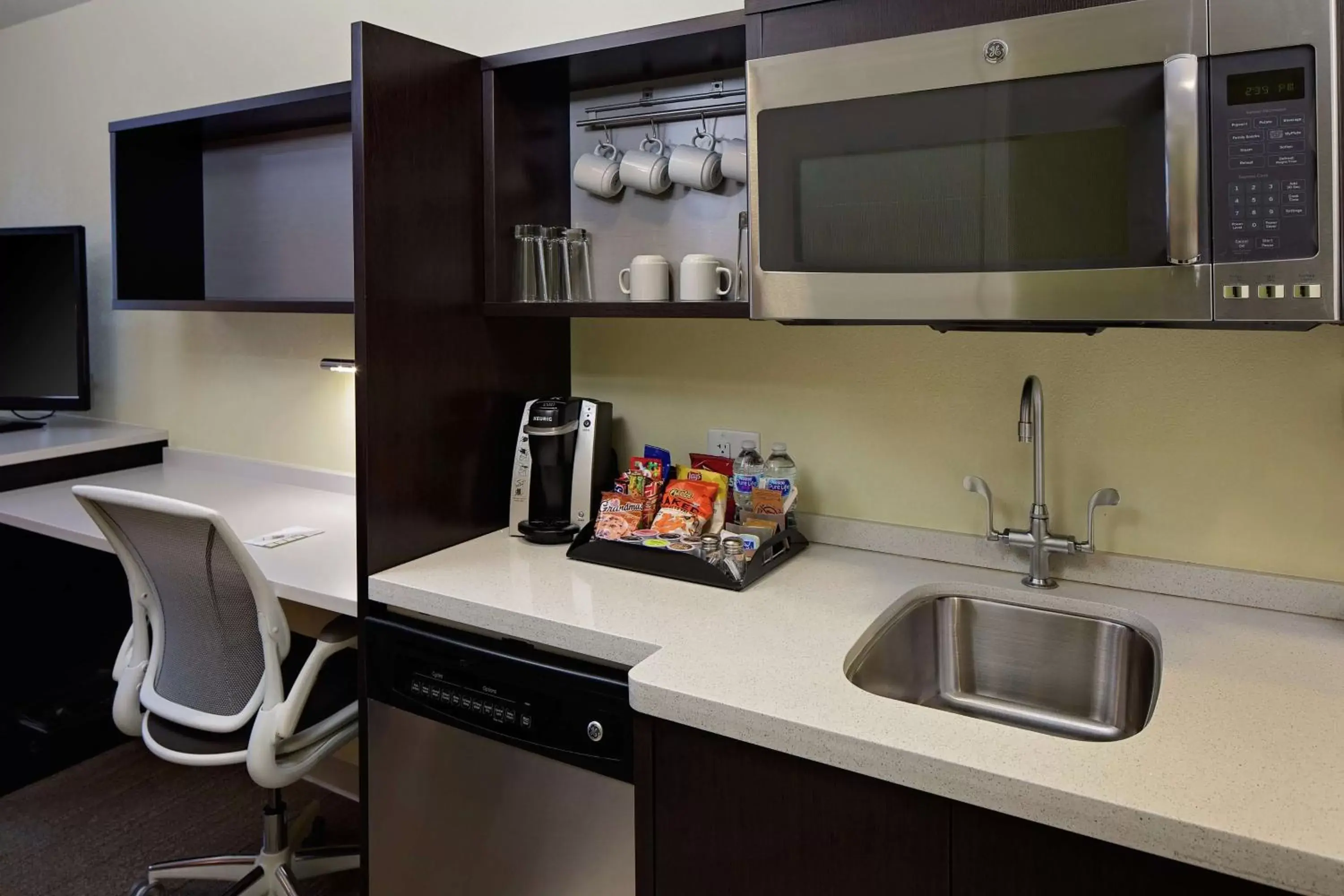 Bedroom, Kitchen/Kitchenette in Home2 Suites by Hilton Salt Lake City / South Jordan