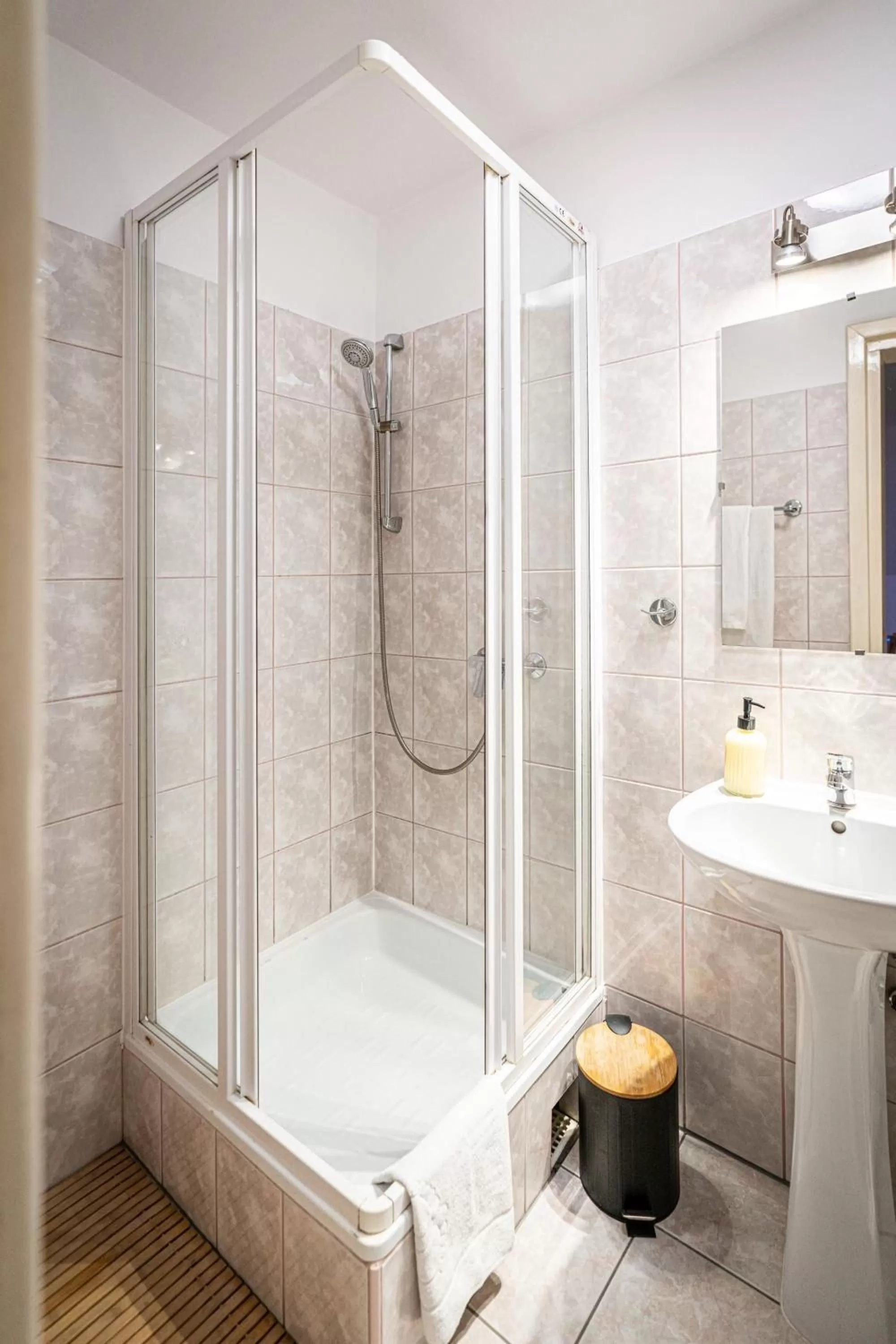 Shower in Liberta INN - Pokoje Gościnne