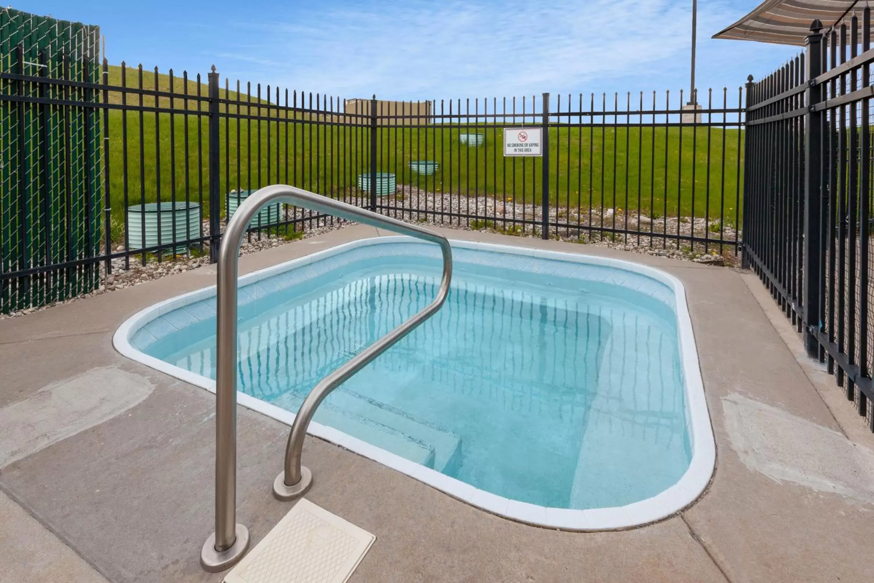 Hot Tub, Swimming Pool in Baymont by Wyndham Beulah