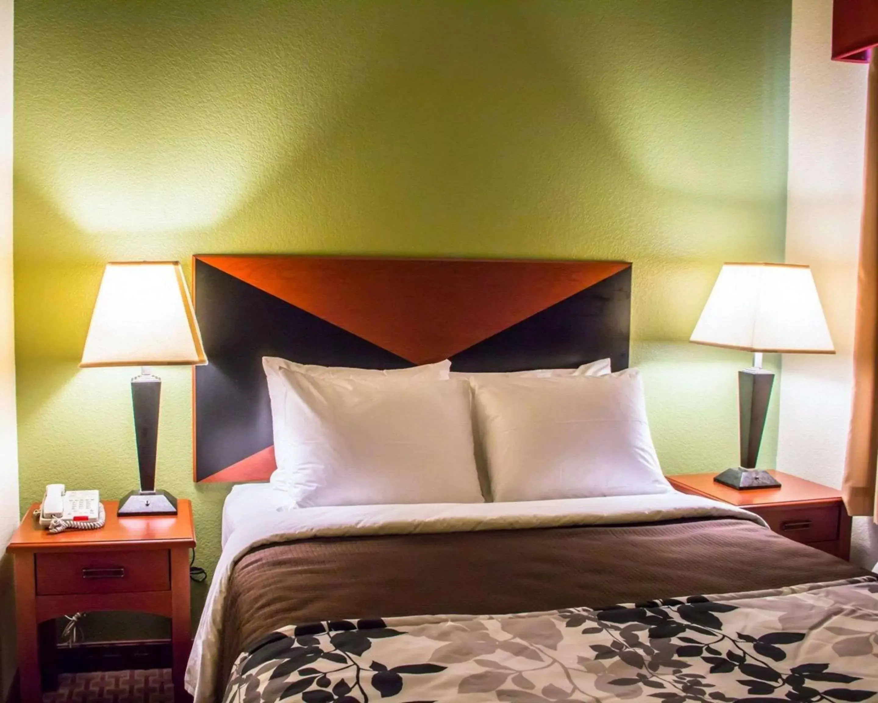 Photo of the whole room, Bed in Sleep Inn and Suites at Six Flags