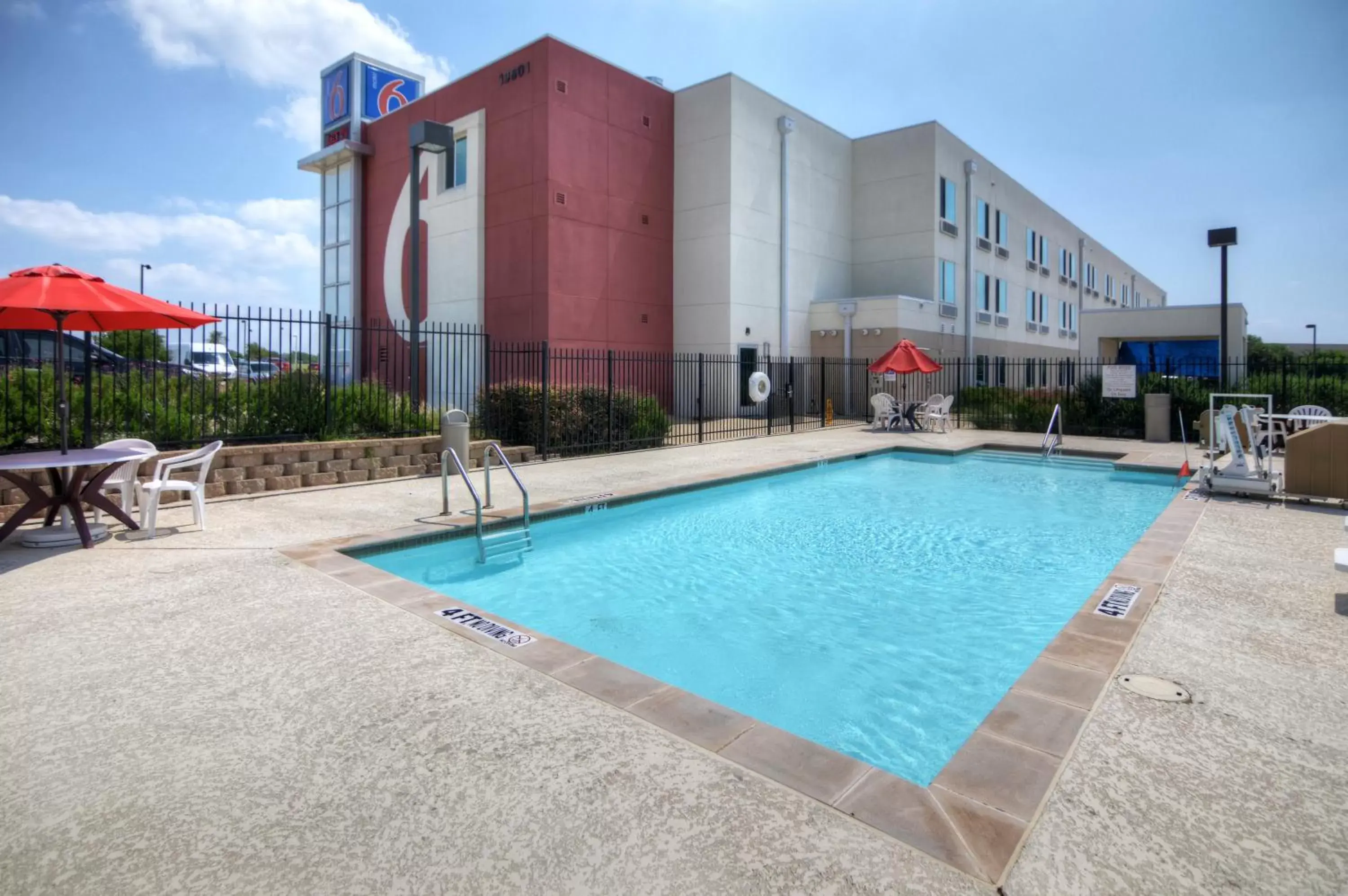 Swimming pool, Property Building in Motel 6-Roanoke, TX - Northlake - Speedway