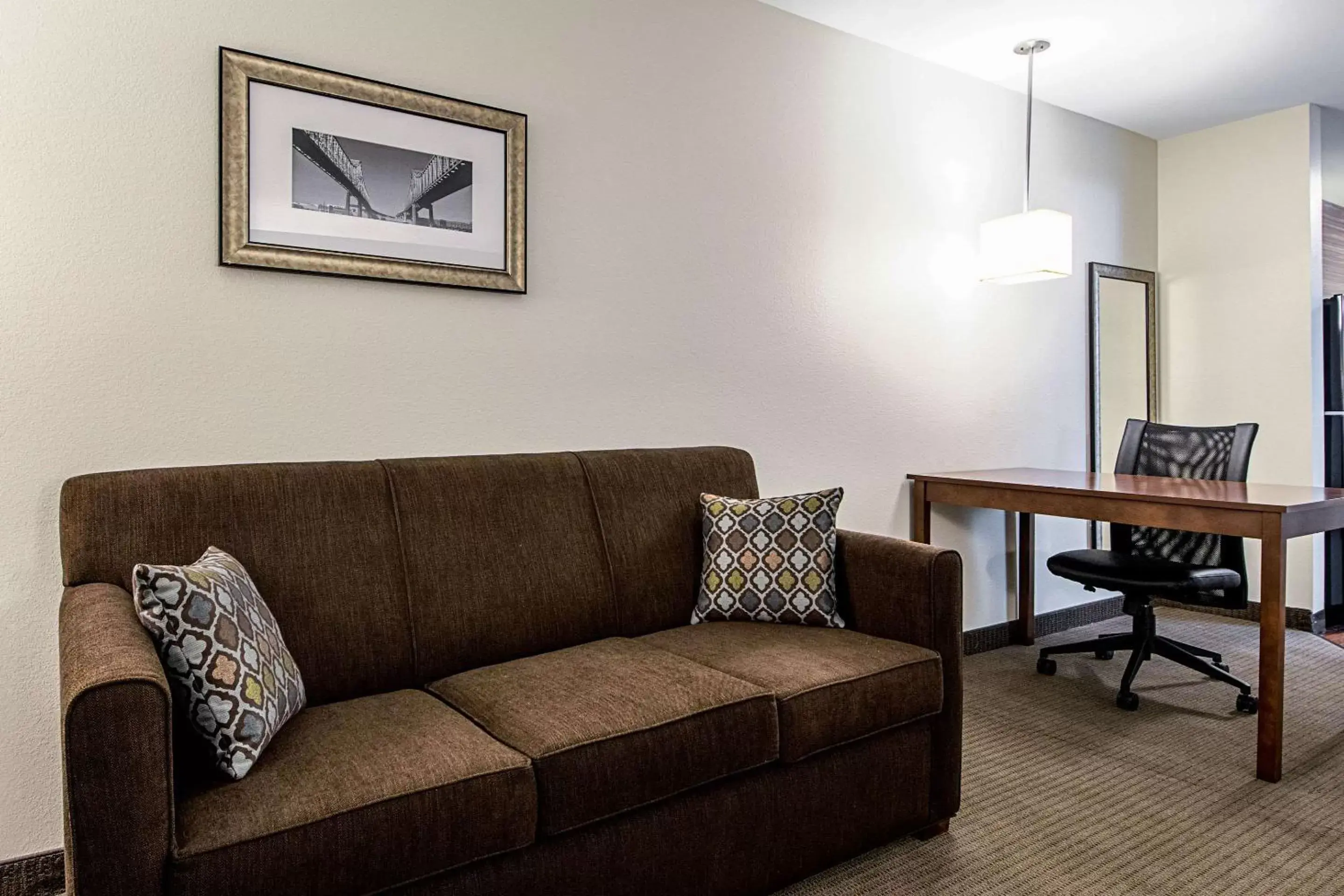 Photo of the whole room, Seating Area in MainStay Suites Geismar - Gonzales