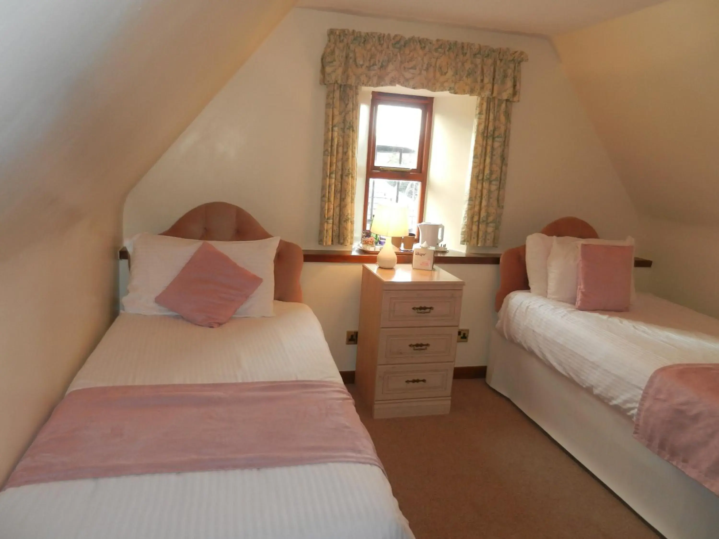 Photo of the whole room, Bed in Mansfield Castle Hotel