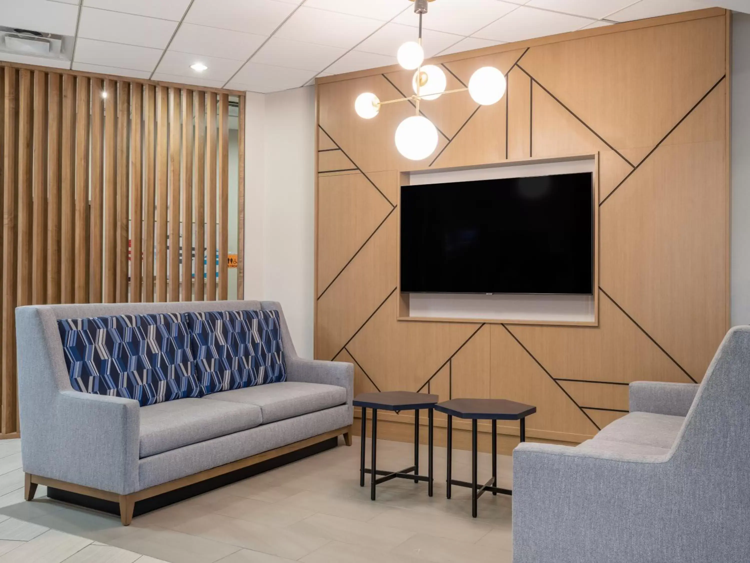 Seating area, TV/Entertainment Center in Holiday Inn Express & Suites Greensboro - I-40 atWendover, an IHG Hotel