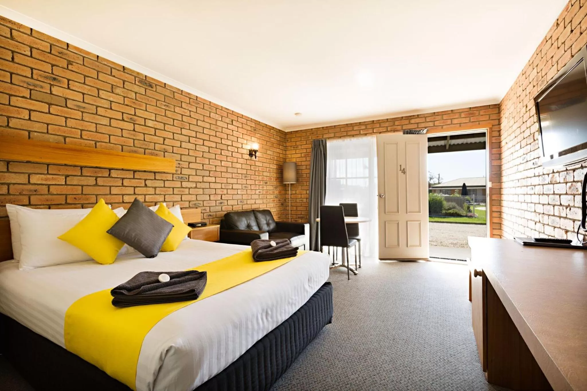 Living room, Bed in Statesman Motor Inn