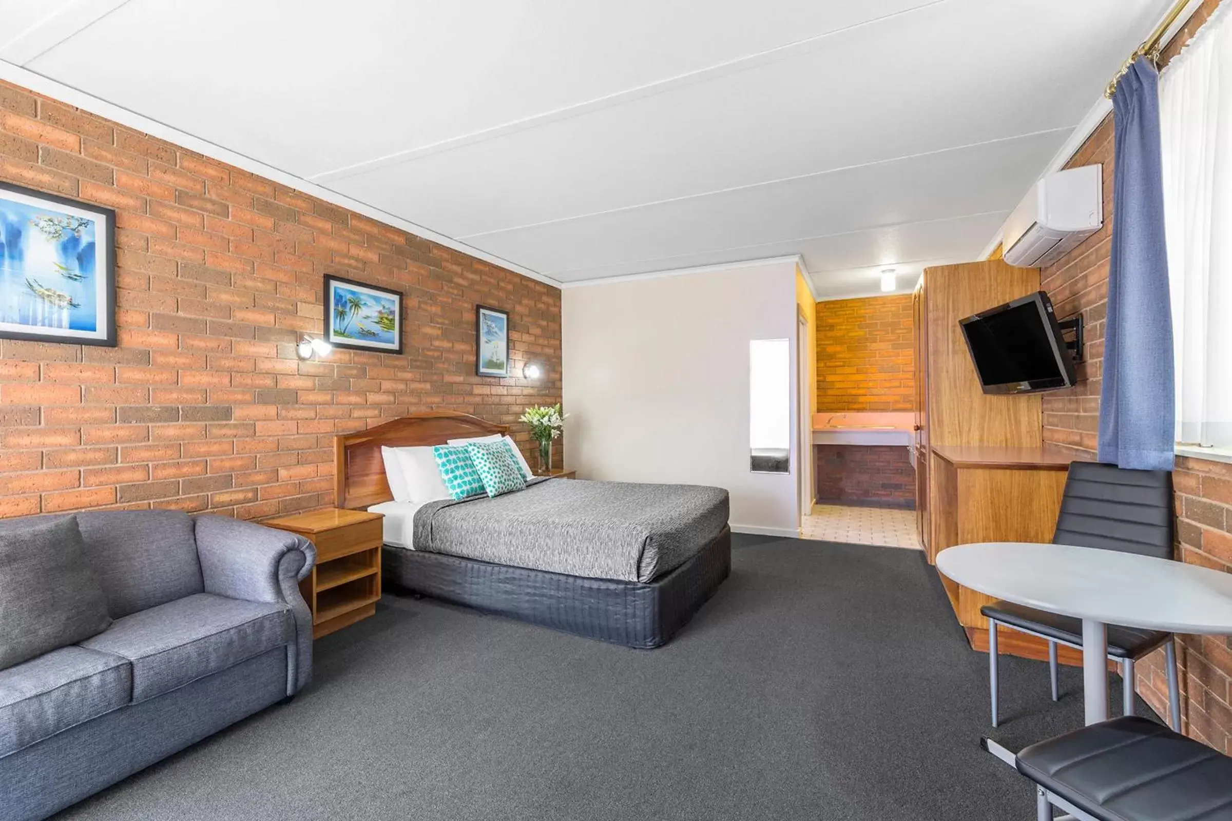 Photo of the whole room, Seating Area in Best Western Cathedral Motor Inn