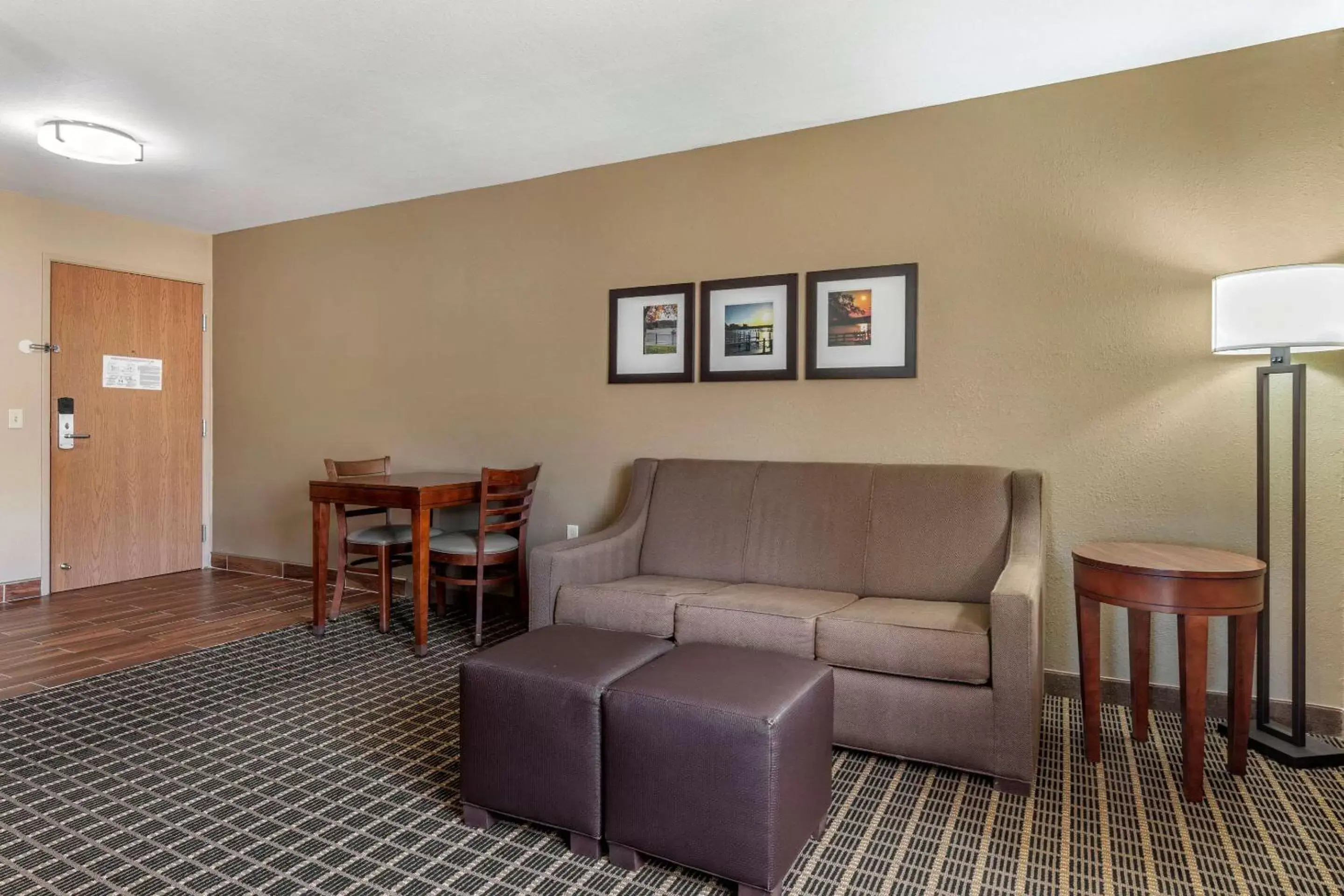 Photo of the whole room, Seating Area in Comfort Suites Delavan - Lake Geneva Area