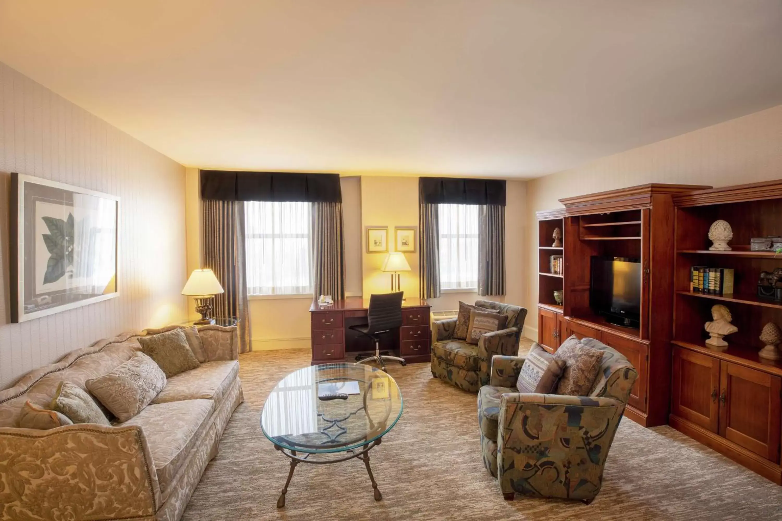 Living room, Seating Area in Hilton Cincinnati Netherland Plaza