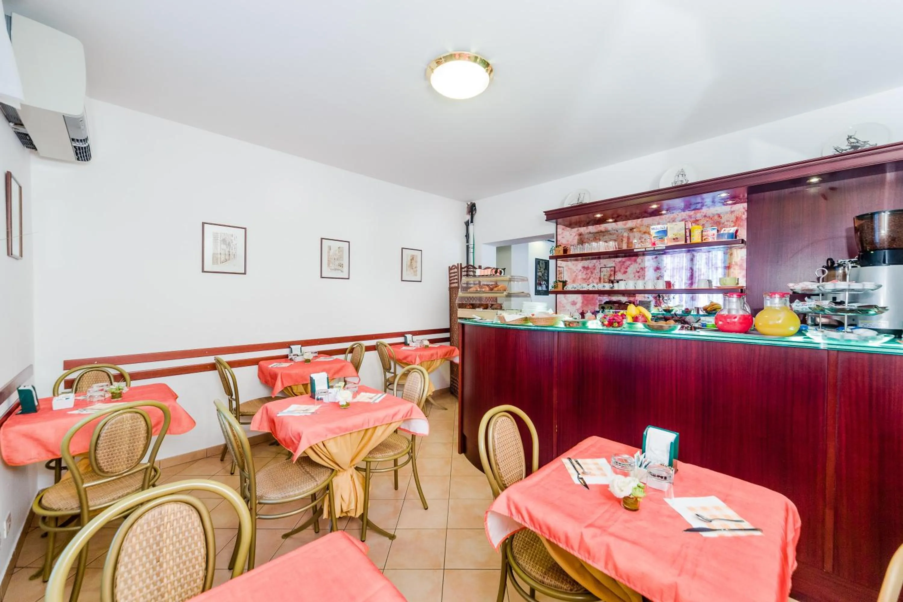 Restaurant/places to eat in Hotel Boccascena
