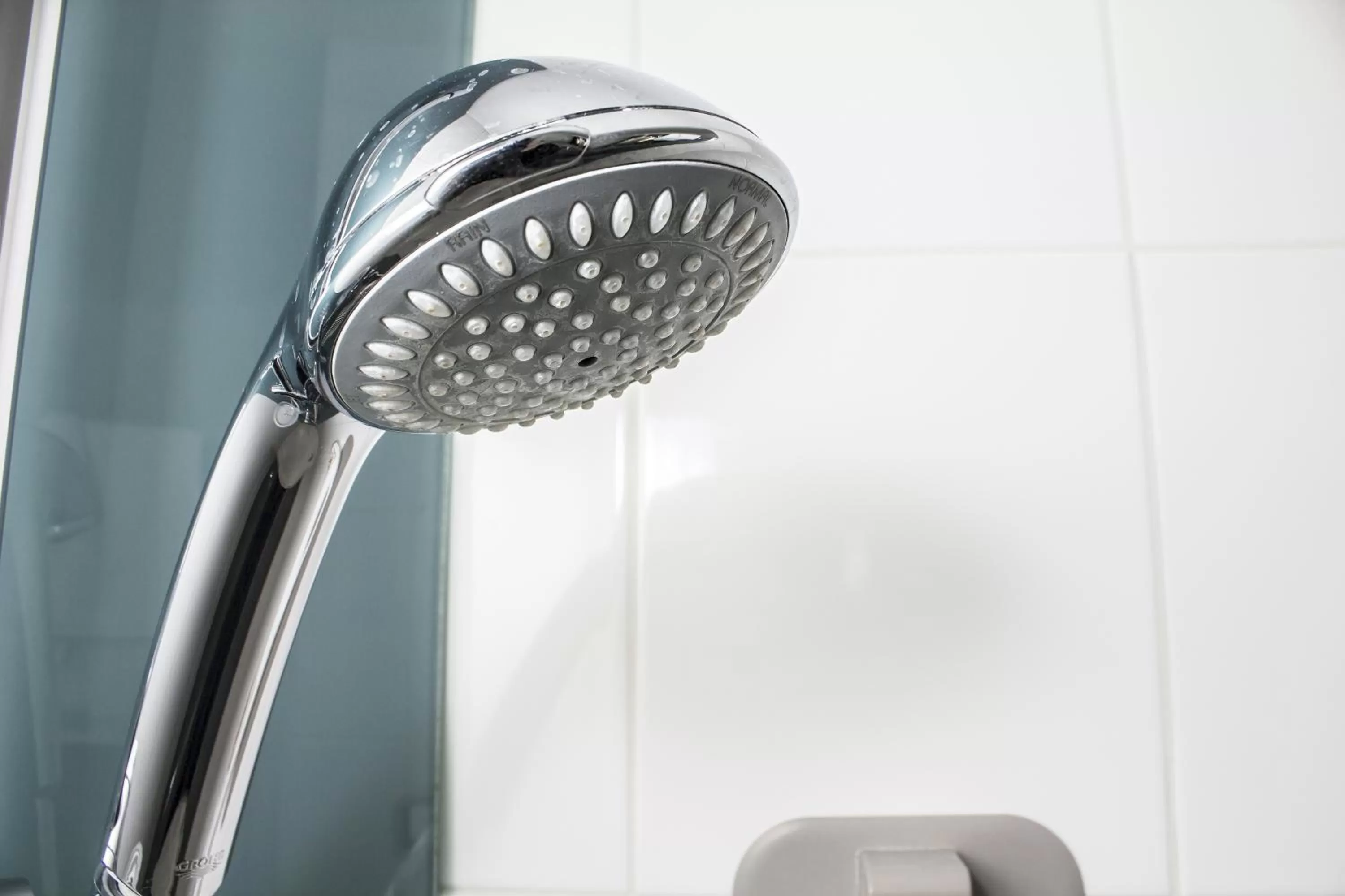 Bathroom in ibis Soissons