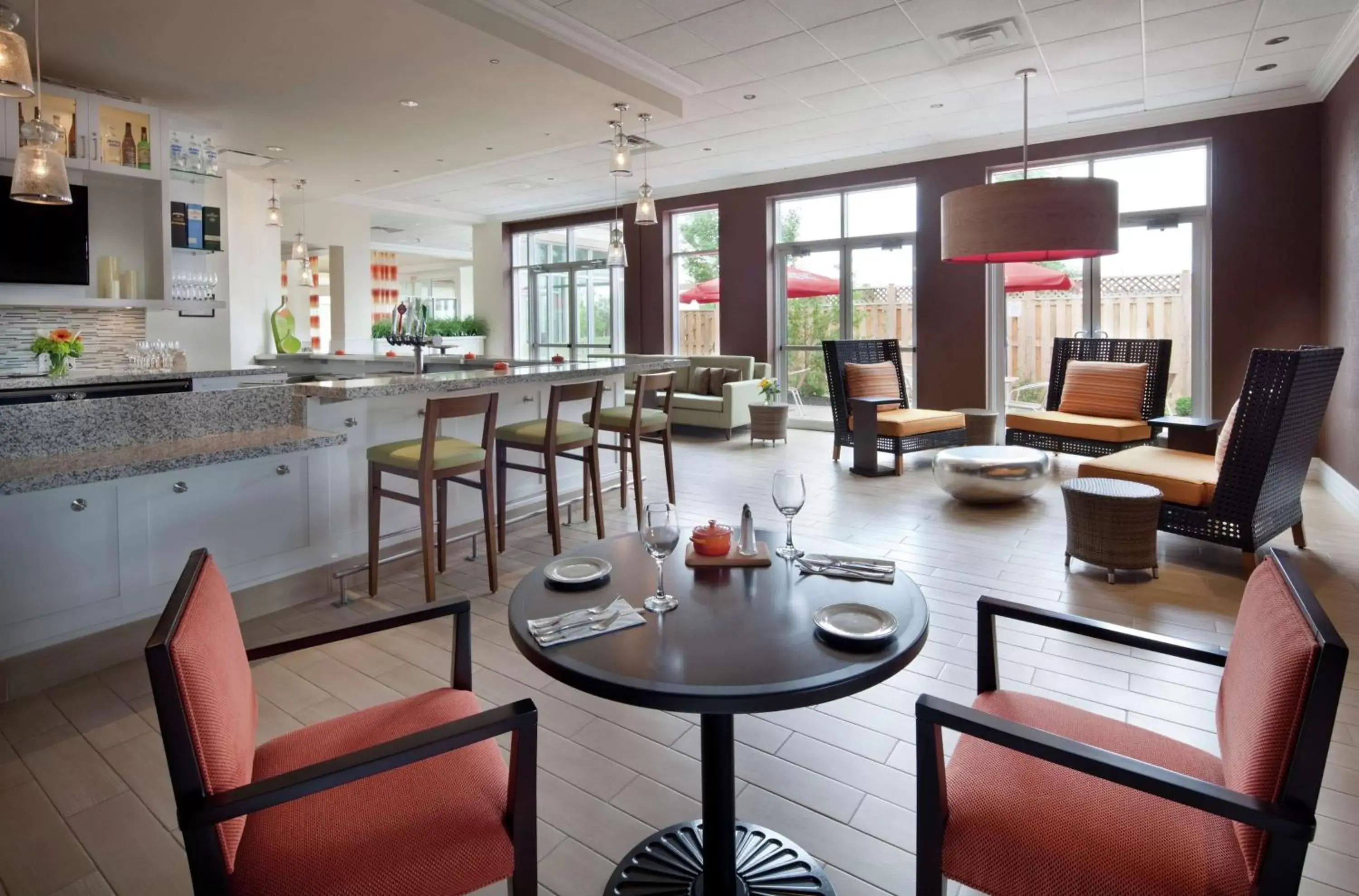 Lounge or bar, Restaurant/Places to Eat in Hilton Garden Inn Montreal Airport
