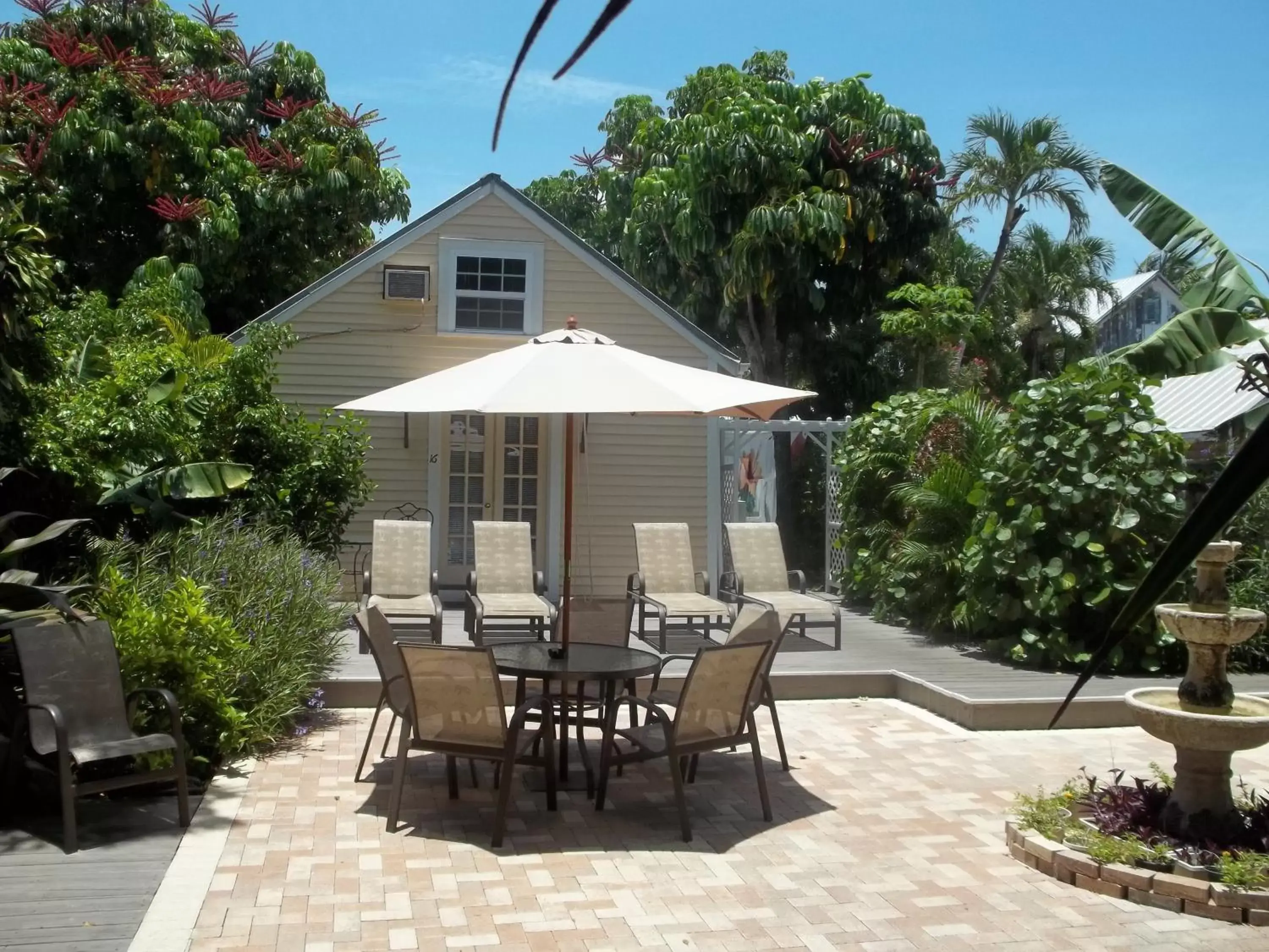 Property building in Duval House Property building in Duval House