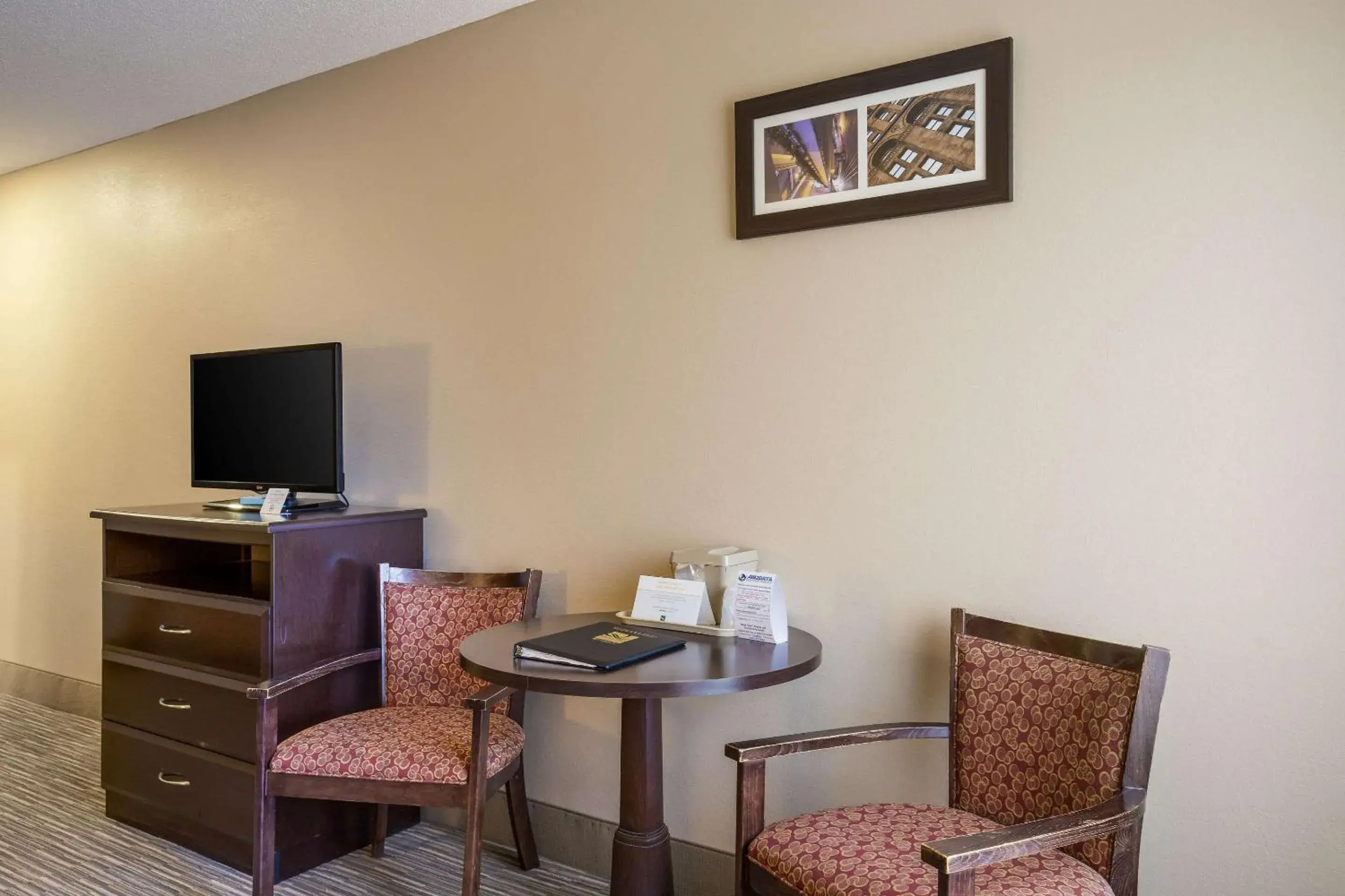 Photo of the whole room, TV/Entertainment Center in Quality Inn I-70 Near Kansas Speedway